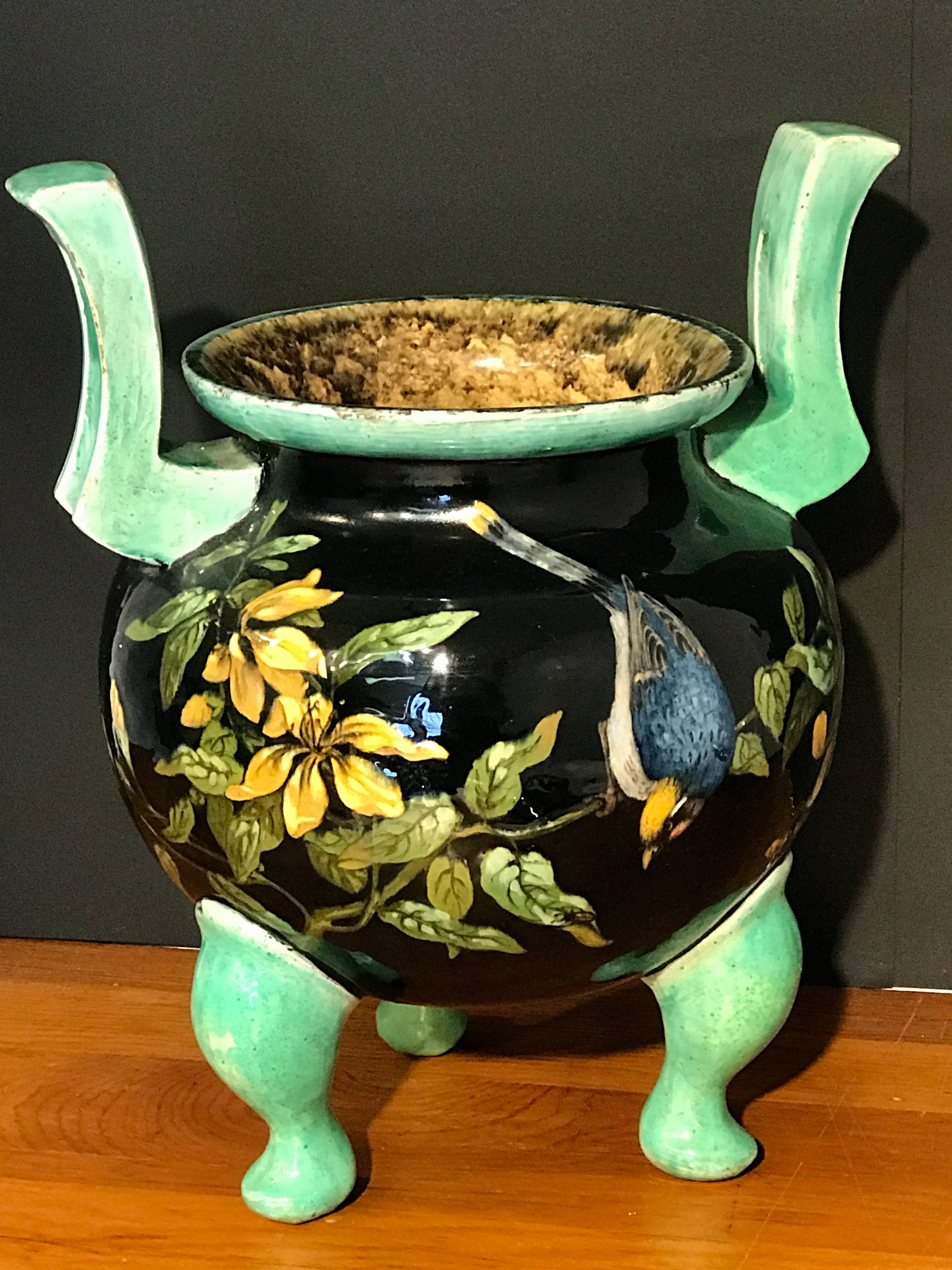 Vaso in maiolica francese Japonisme, attribuito a Theodore Deck 
Francia, fine del XIX secolo 

Questo squisito vaso in maiolica francese della fine del XIX secolo, attribuito al famoso ceramista Théodore Deck, mostra l'influenza del movimento