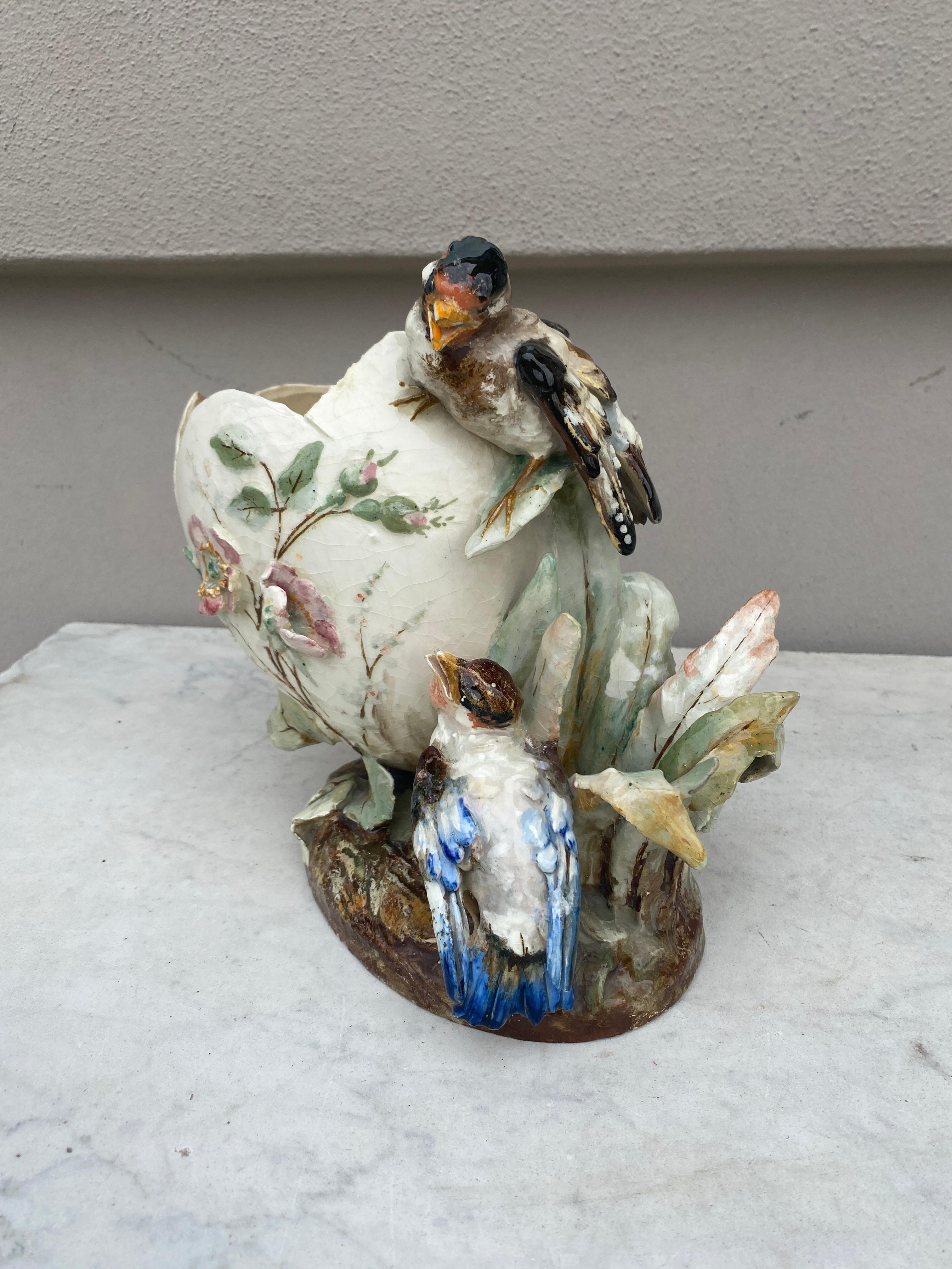 Jardinière en majolique française inhabituelle Oeuf et oiseaux Edouard Gilles, circa 1880.