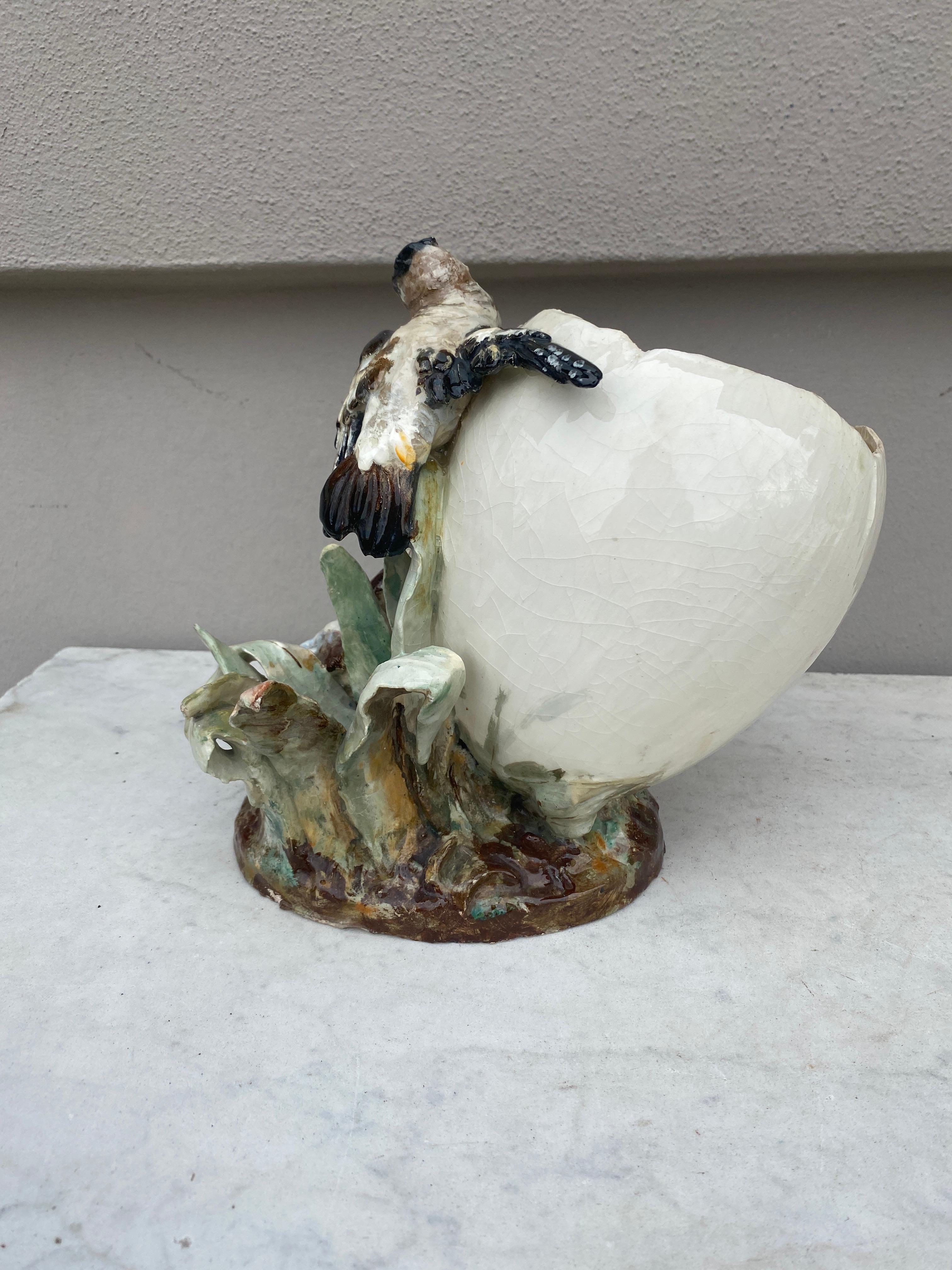 Romantique Jardinière en majolique française Oeuf et oiseaux Edouard Gilles, vers 1880