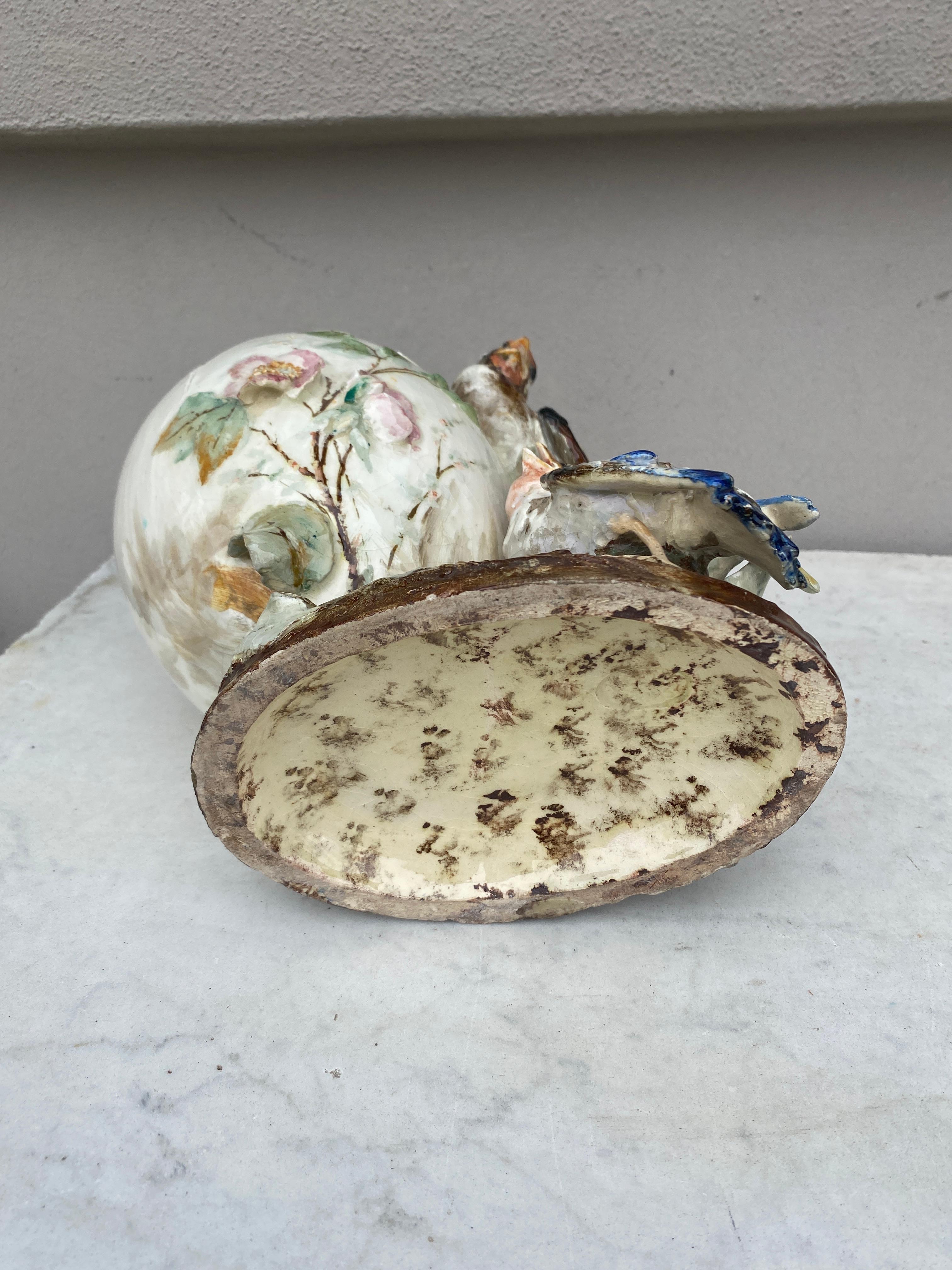 Fin du XIXe siècle Jardinière en majolique française Oeuf et oiseaux Edouard Gilles, vers 1880