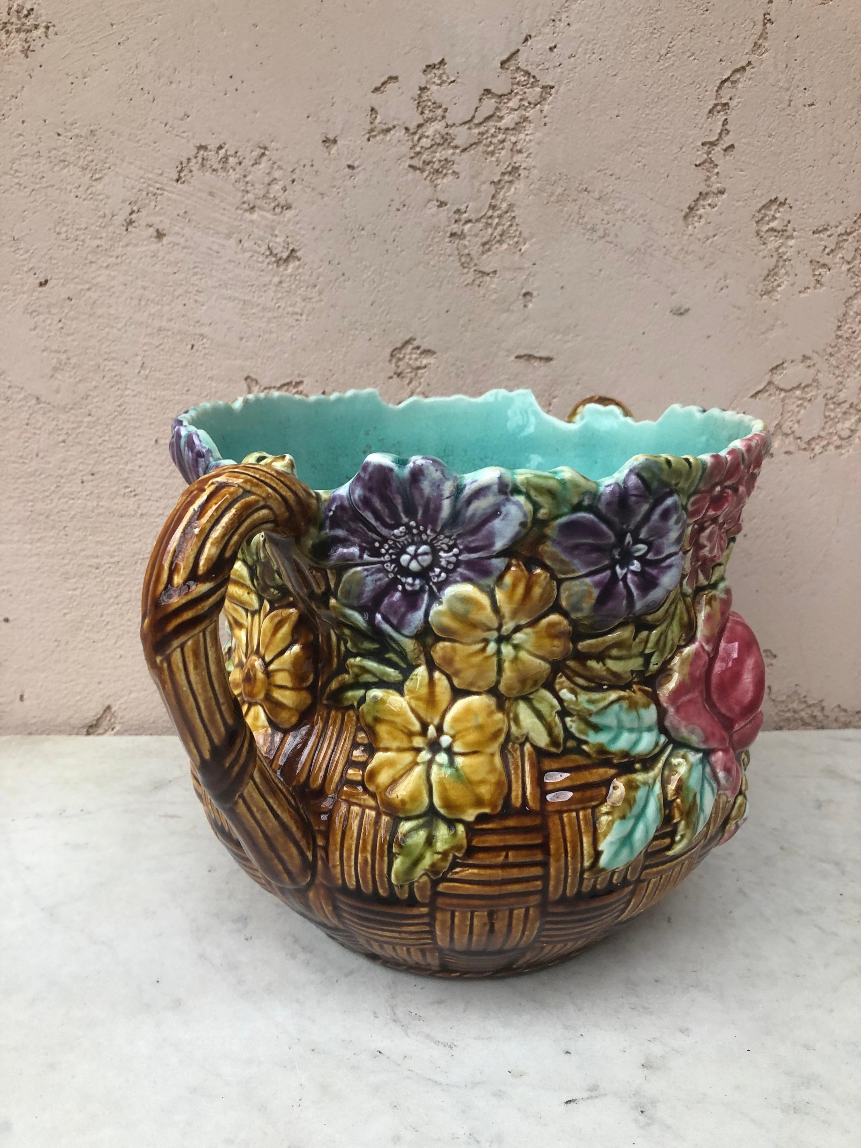 French Majolica Jardinière with Flowers Onnaing, circa 1890 In Good Condition For Sale In Austin, TX