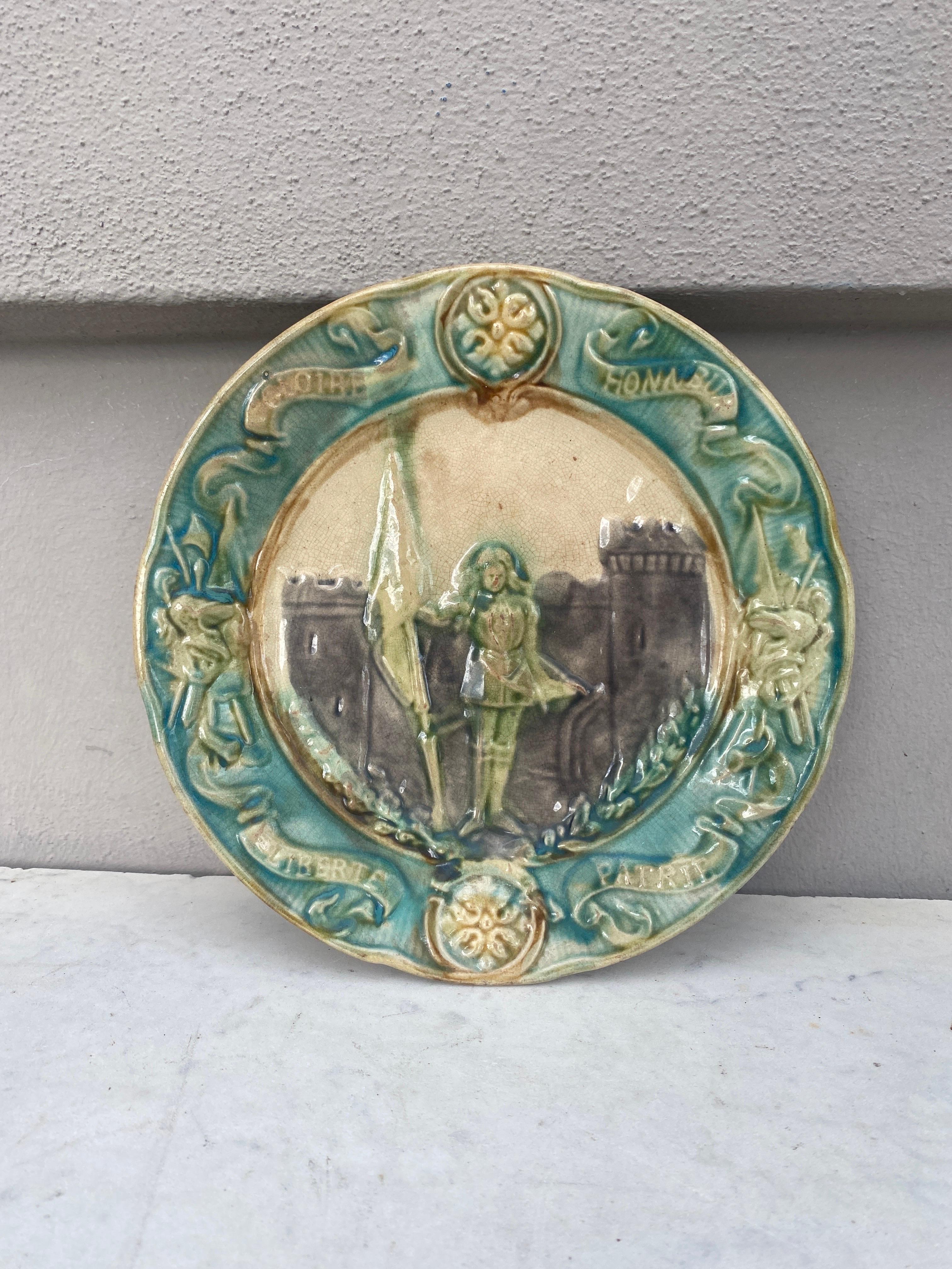 French Majolica Joan of Arc Plate Onnaing, circa 1890 In Good Condition For Sale In Austin, TX