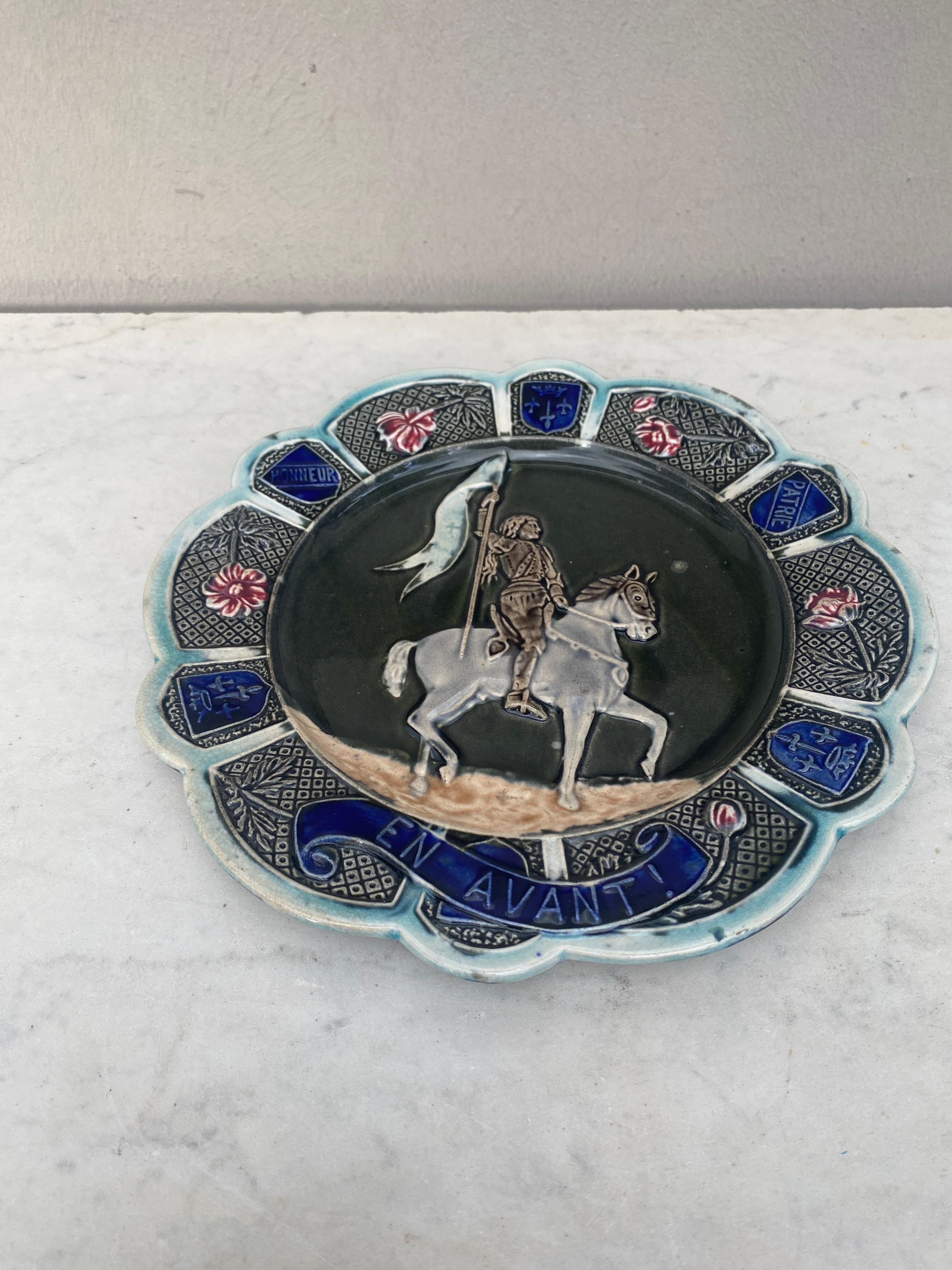 French Majolica Joan of Arc Plate Onnaing, circa 1890 In Good Condition For Sale In Austin, TX