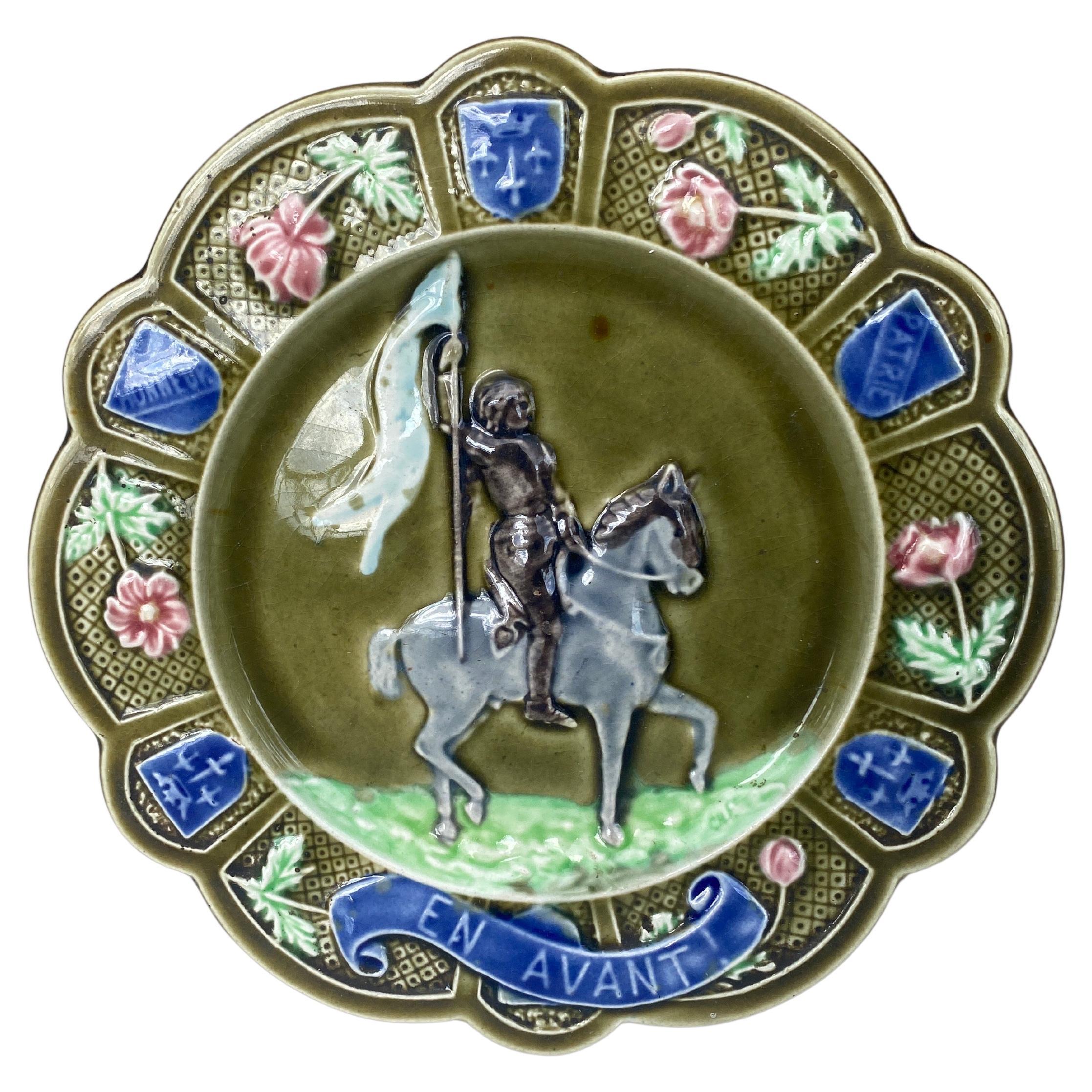 Plato de Juana de Arco de mayólica francesa Onnaing, hacia 1890