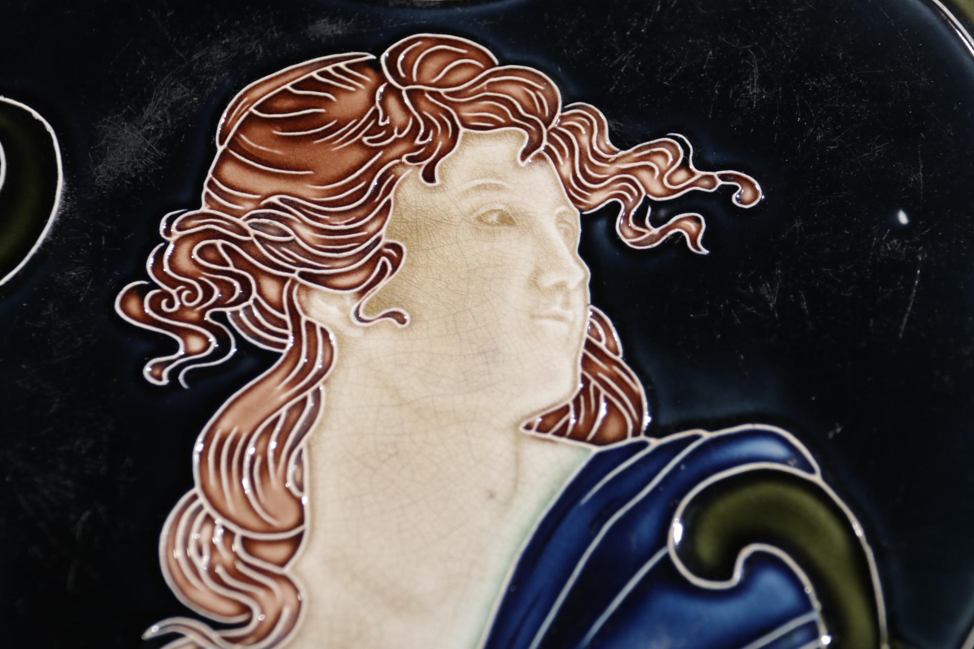 Bellissimo piatto da parete in maiolica francese del periodo Jugendstil / Art Nouveau (circa 1900).
Un design elegante con un'adorabile signora al centro.
Numerato sul retro 1386 con firma e marchio impresso.


 