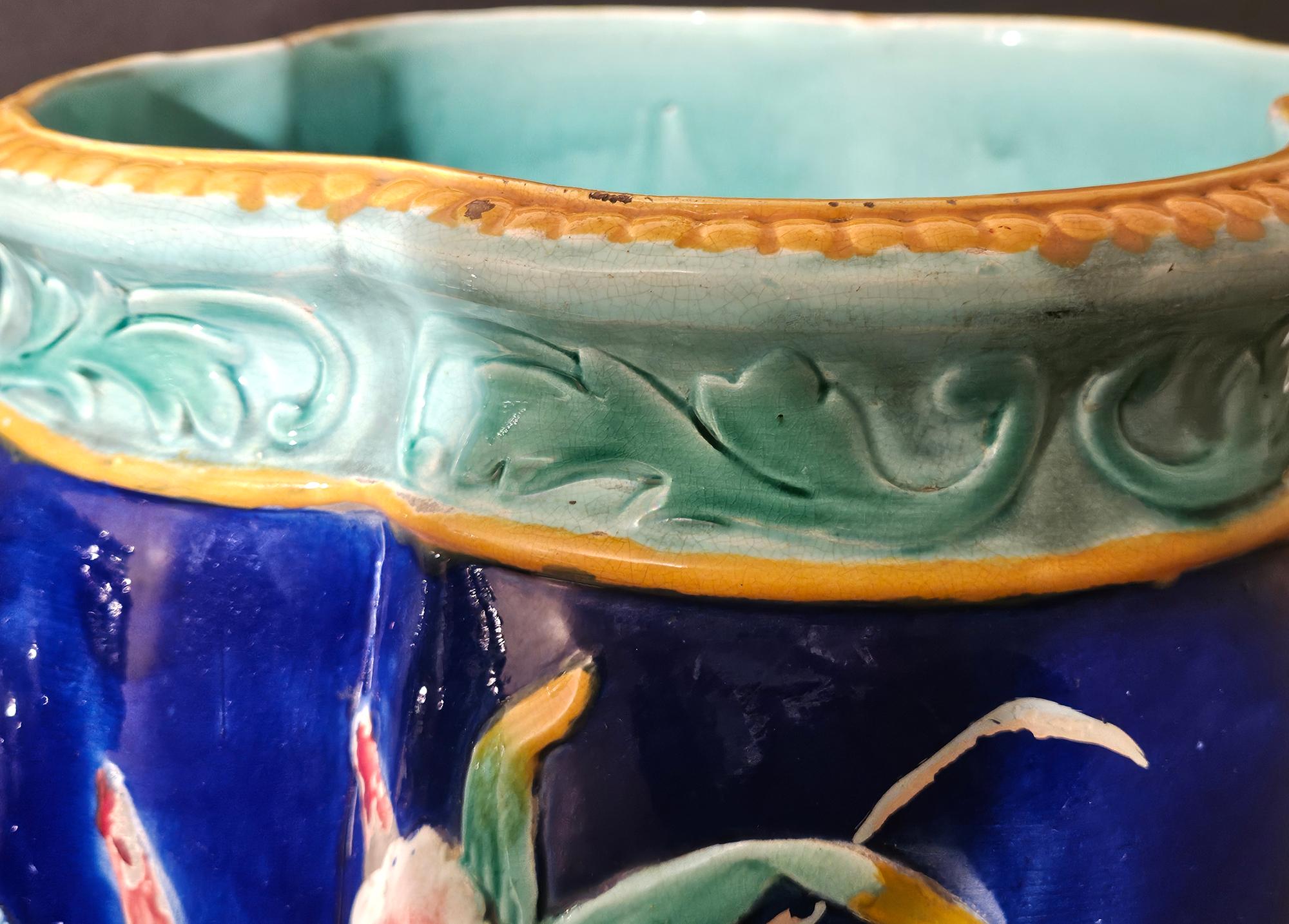 Urne grandi in maiolica francese,
Una coppia,
Circa 1870-90

La coppia di grandi urne da fiori in maiolica francese è sollevata su quattro piedi a forma di foglia.  Le urne hanno una forma a quadafoil.  Su un lato sono modellati steli di bambù