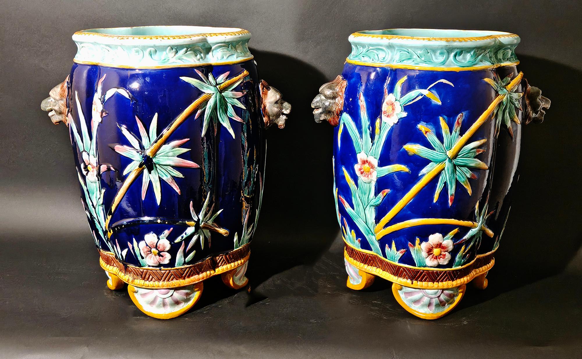 Arts and Crafts Grandi urne in maiolica francese - Una coppia in vendita