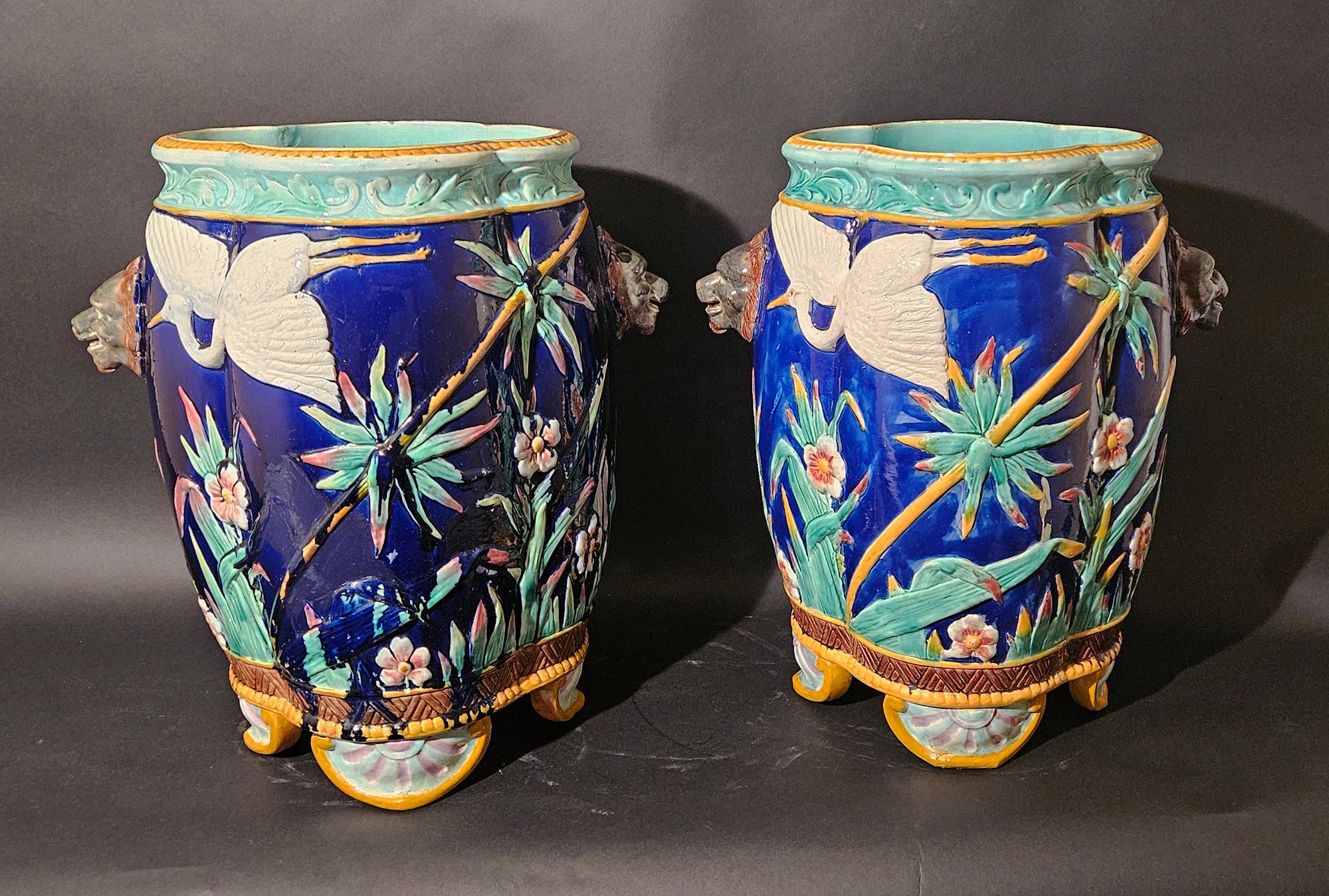 Francese Grandi urne in maiolica francese - Una coppia in vendita