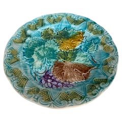 Französischer Majolika-Teller mit Blättern und Trauben aus Onnaing, um 1900