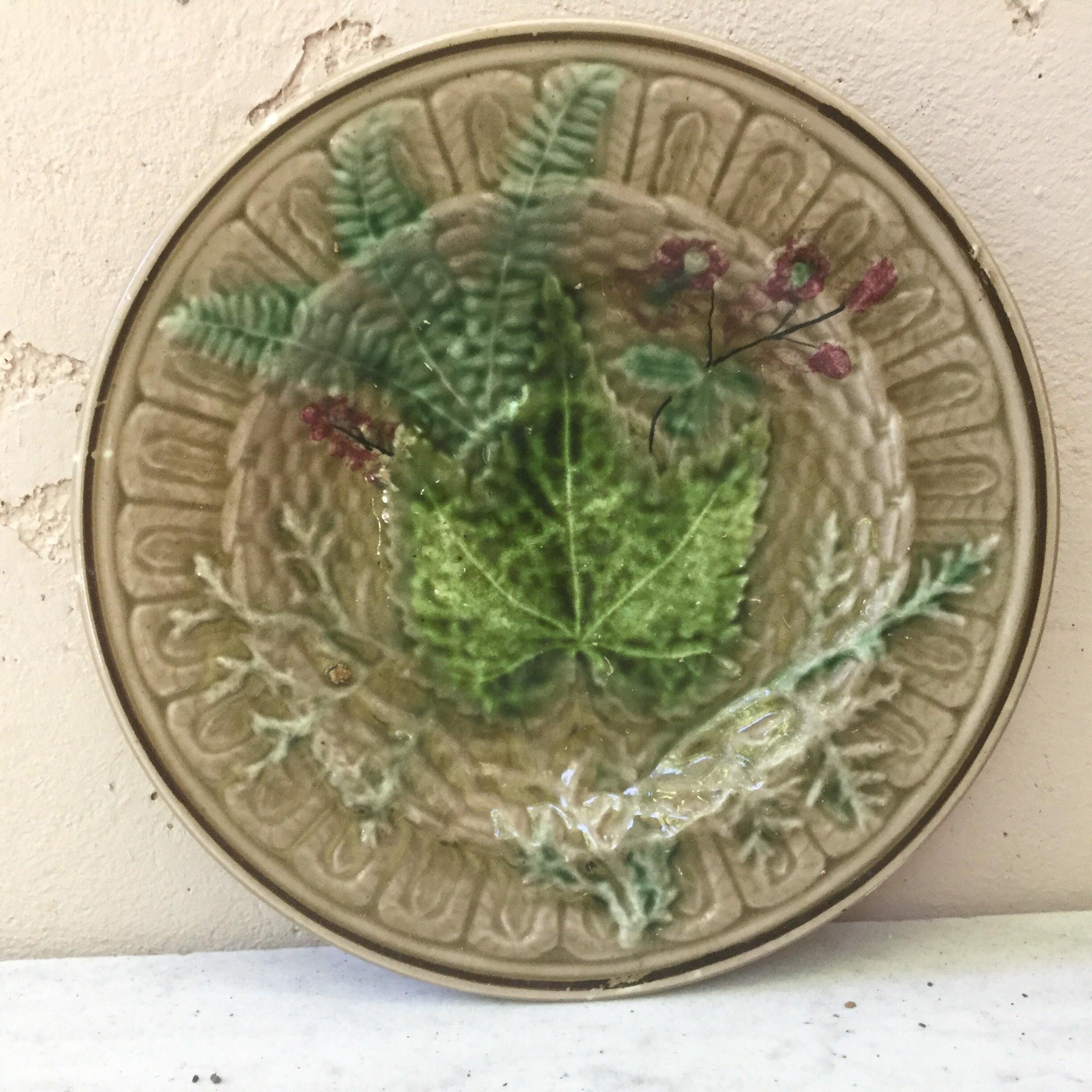 Ceramic French Majolica Leaves & Grapes Plate Onnaing, circa 1900 For Sale