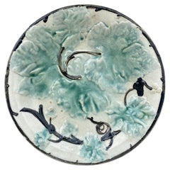 Assiette à feuilles en majolique française, vers 1880
