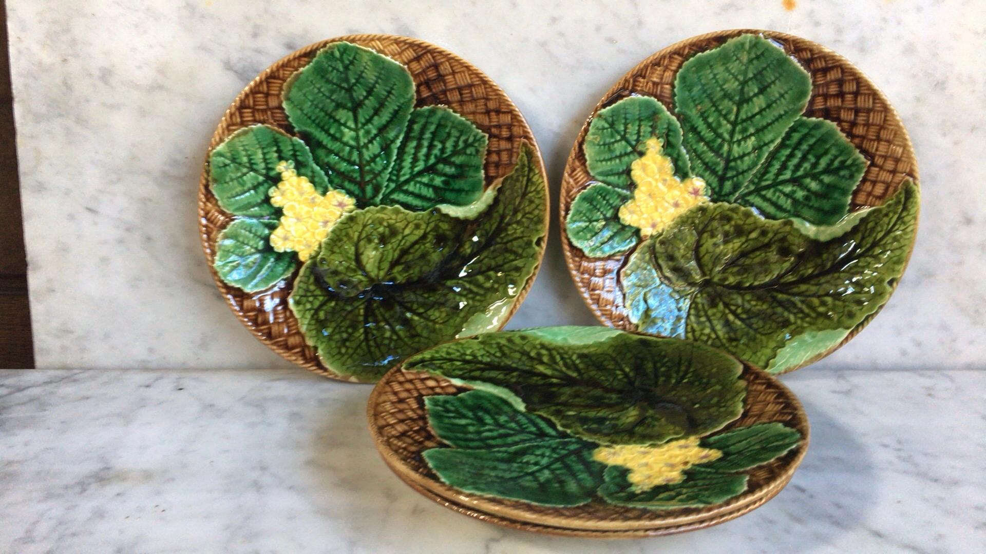 Assiette en majolique française à feuilles et fleurs jaunes Clairefontaine, datant d'environ 1890 Bon état - En vente à Austin, TX