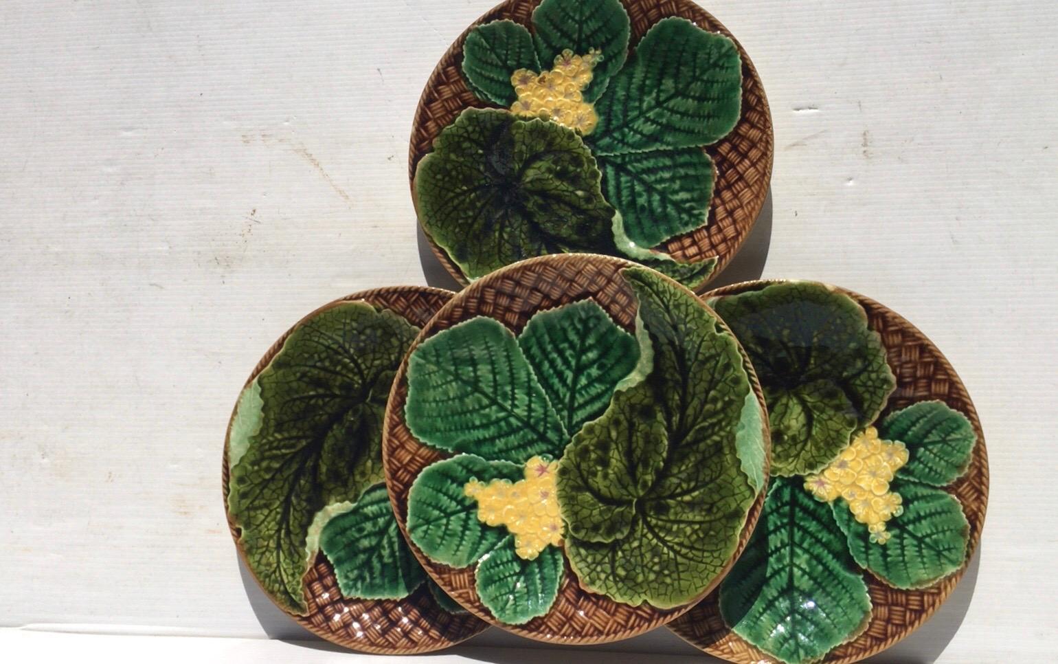 Fin du XIXe siècle Assiette en majolique française à feuilles et fleurs jaunes Clairefontaine, datant d'environ 1890 en vente