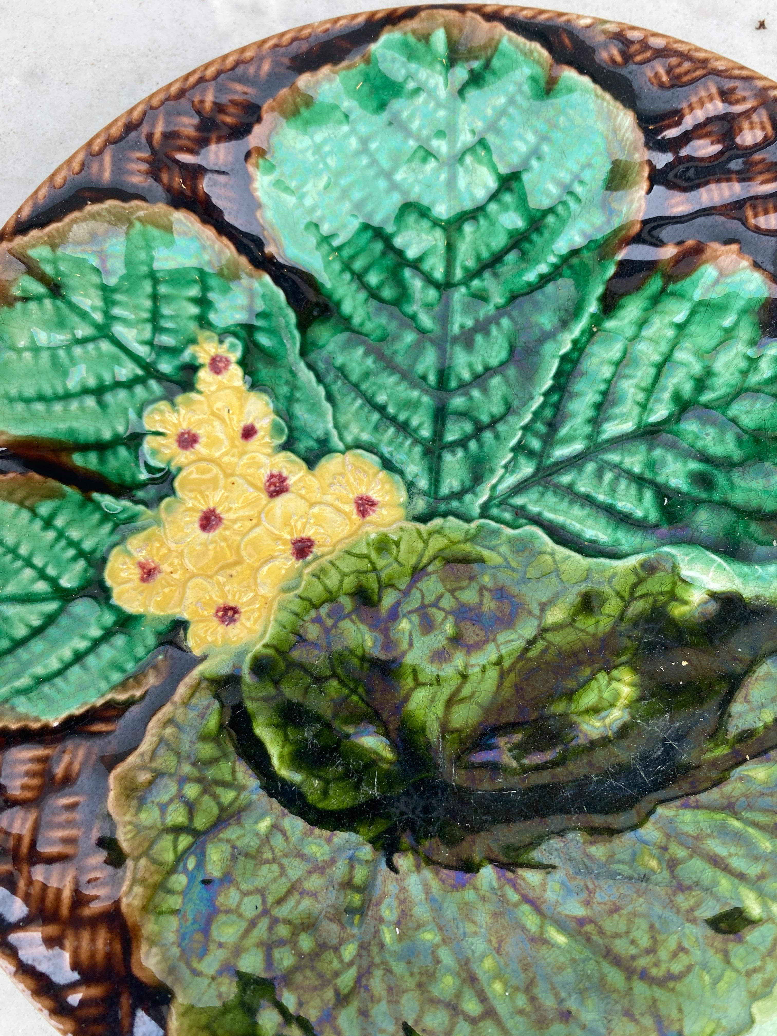 Rustique Assiette en majolique française à feuilles et fleurs jaunes Clairefontaine, datant d'environ 1890 en vente