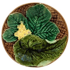 Französischer Majolika-Teller mit Blättern und gelben Blumen von Clairefontaine, um 1890