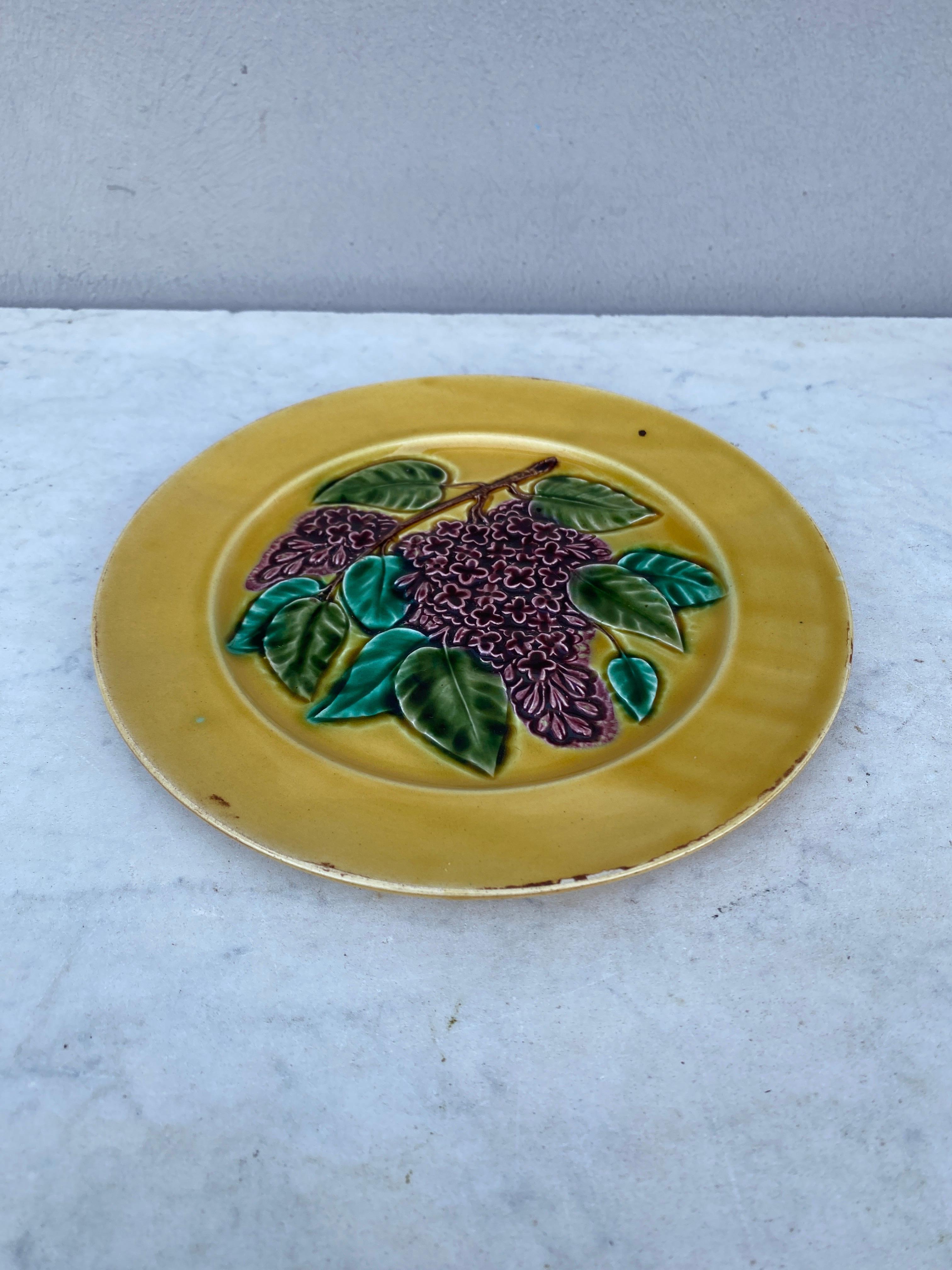 French Majolica Lilac Plate Luneville, circa 1880 In Good Condition For Sale In Austin, TX