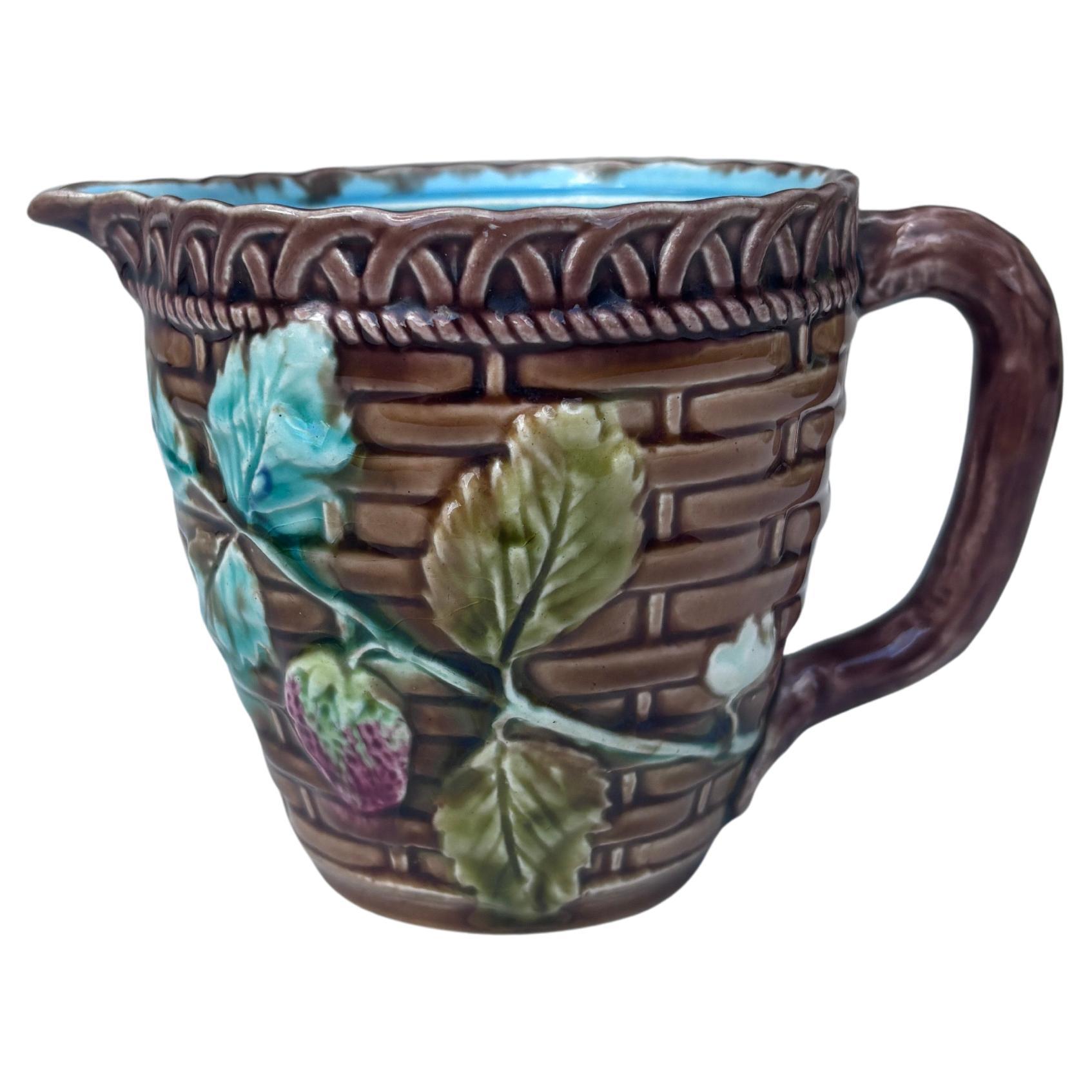 Jarra francesa de mayólica Luneville Fresas Circa 1880 Francés en venta