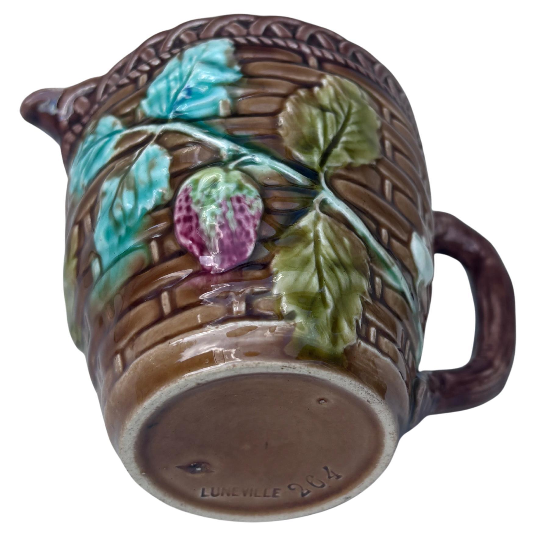 Jarra francesa de mayólica Luneville Fresas Circa 1880 en Bueno estado para la venta en Austin, TX