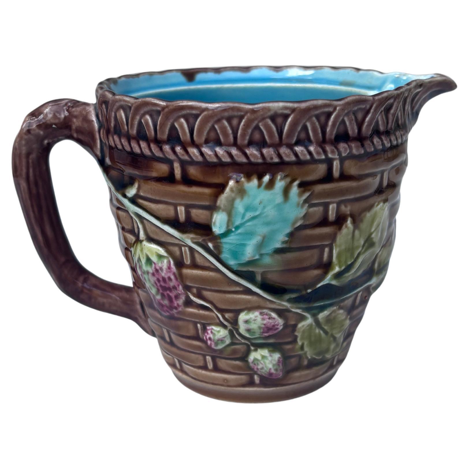 Jarra francesa de mayólica Luneville Fresas Circa 1880 en venta
