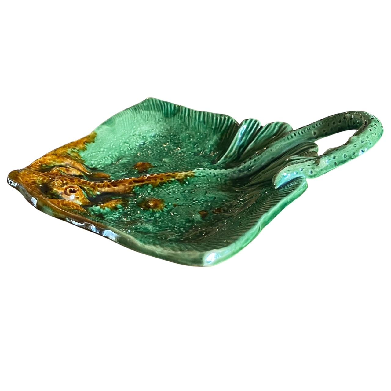 Plat en majolique française à raie manta, Desvres, vers 1960 Bon état - En vente à ASNIÈRES-SUR-SEINE, FR