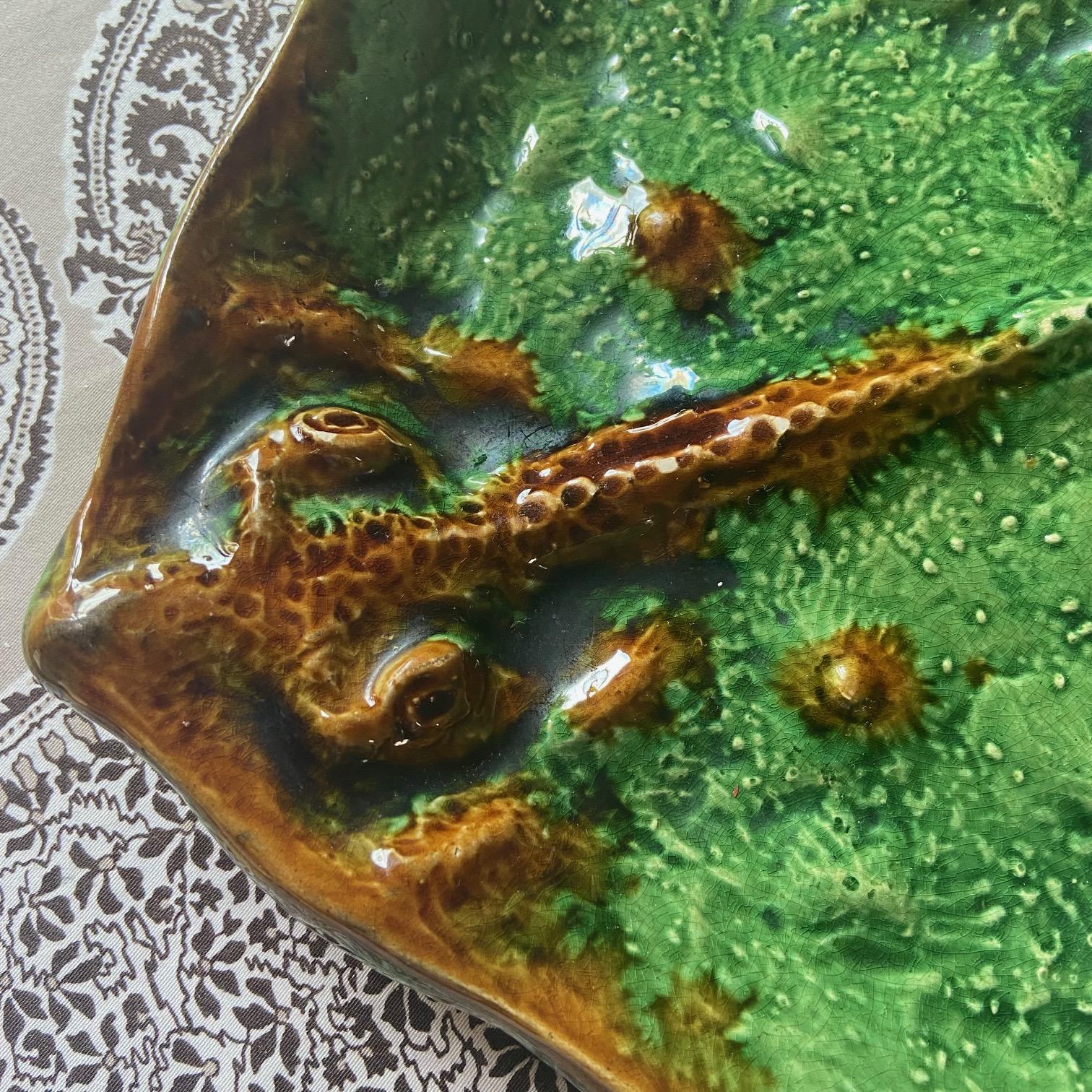 Milieu du XXe siècle Plat en majolique française à raie manta, Desvres, vers 1960 en vente