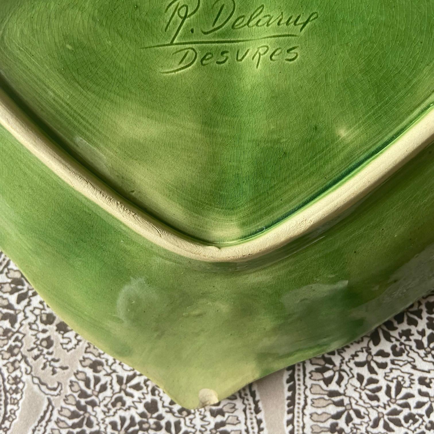 Plat en majolique française à raie manta, Desvres, vers 1960 en vente 1