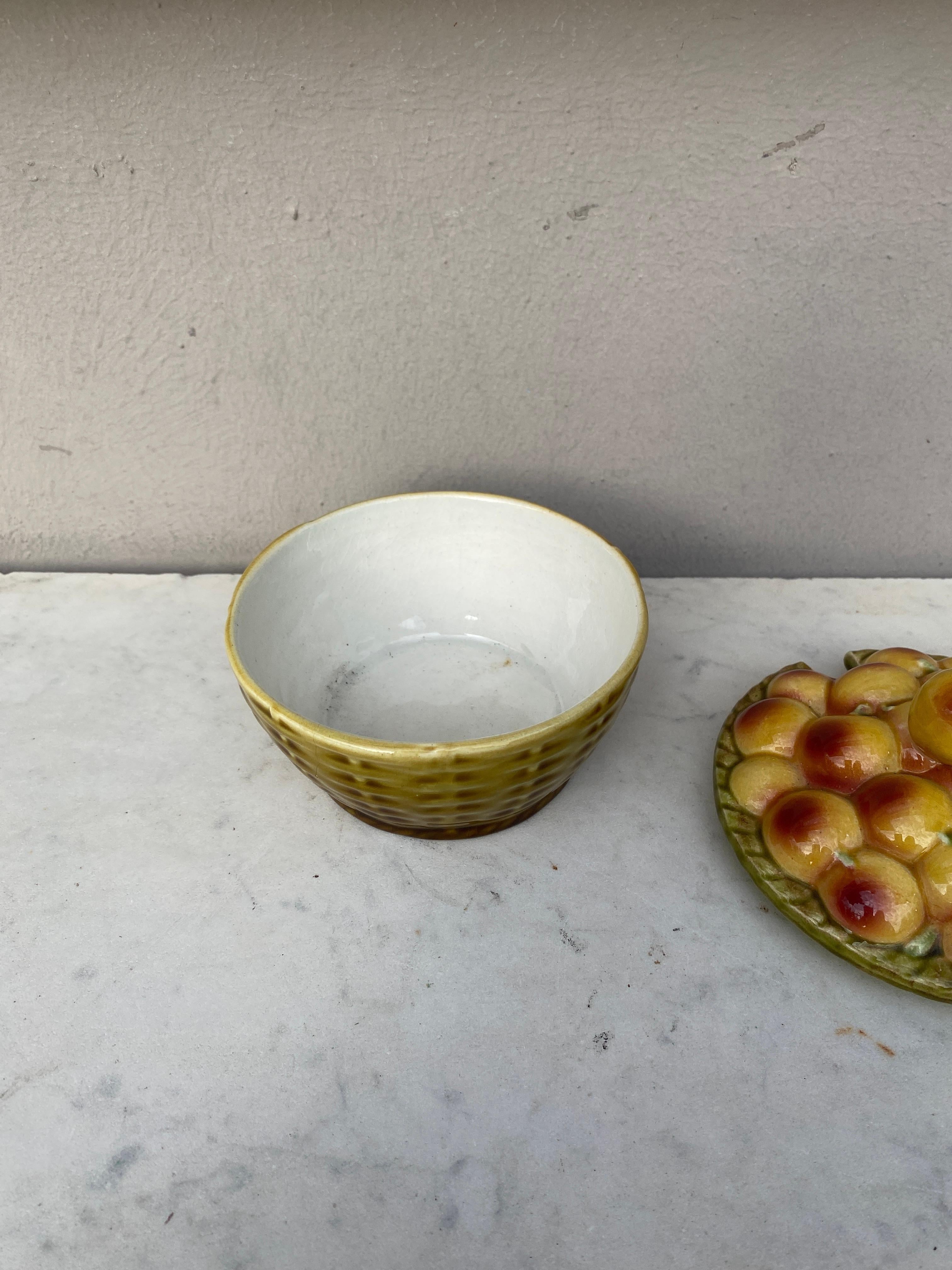 French Majolica Mirabelle Plums Tureen Sarreguemines, circa 1920 In Good Condition For Sale In Austin, TX