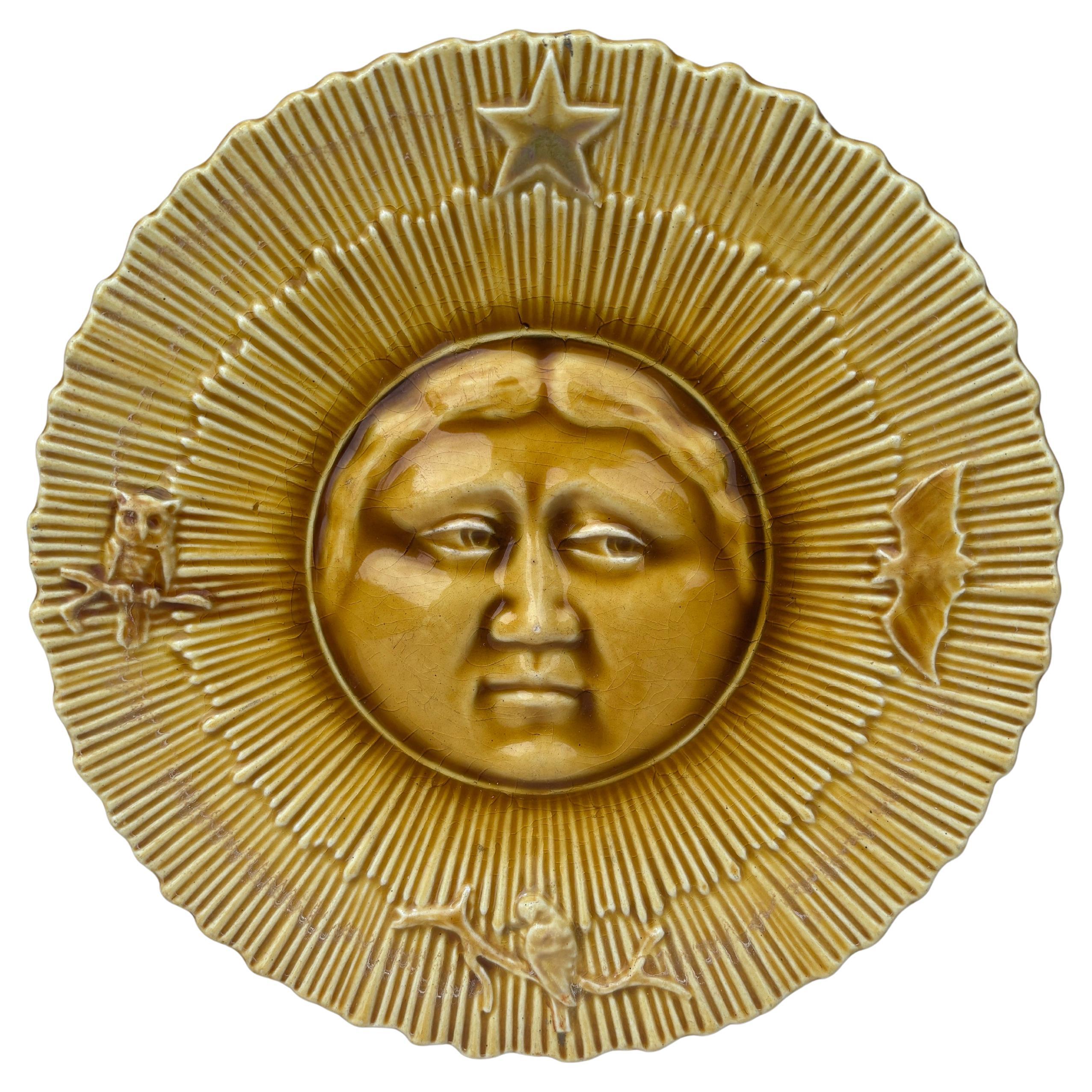 Piatto da parete francese in maiolica a forma di luna, 1880 circa