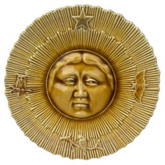 Piatto da parete francese in maiolica a forma di luna, 1880 circa