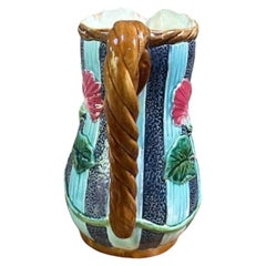 Französischer Majolika-Krug mit Kapuzinerkresse-Motiv, Orchies, um 1890