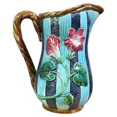 Französischer Majolika-Krug mit Kapuzinerkresse-Motiv, Orchies, um 1890