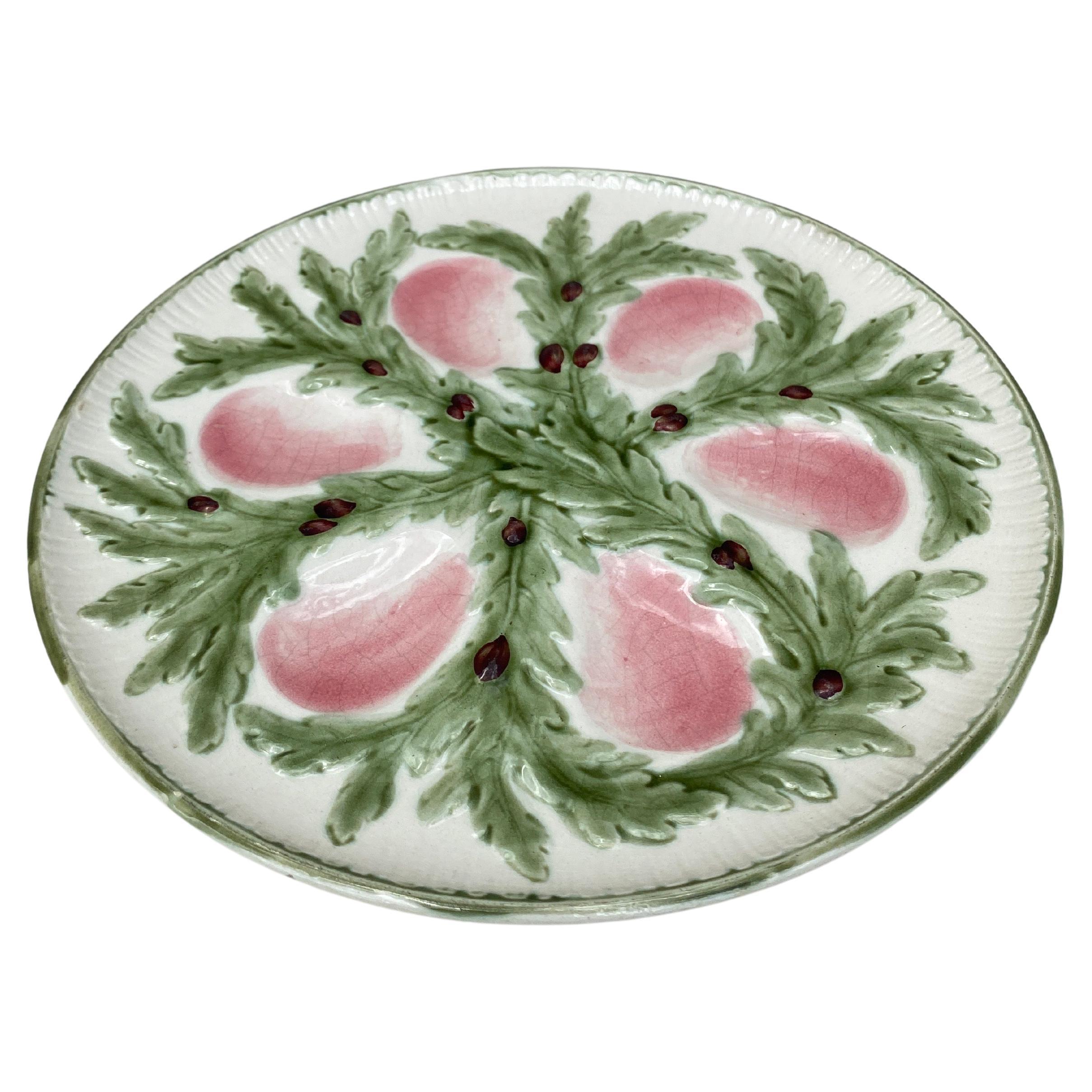 Plato de ostra de mayólica francesa firmado Hippolyte Boulenger Choisy-le Roi. Los seis pozos rosas están rodeados de algas verdes.