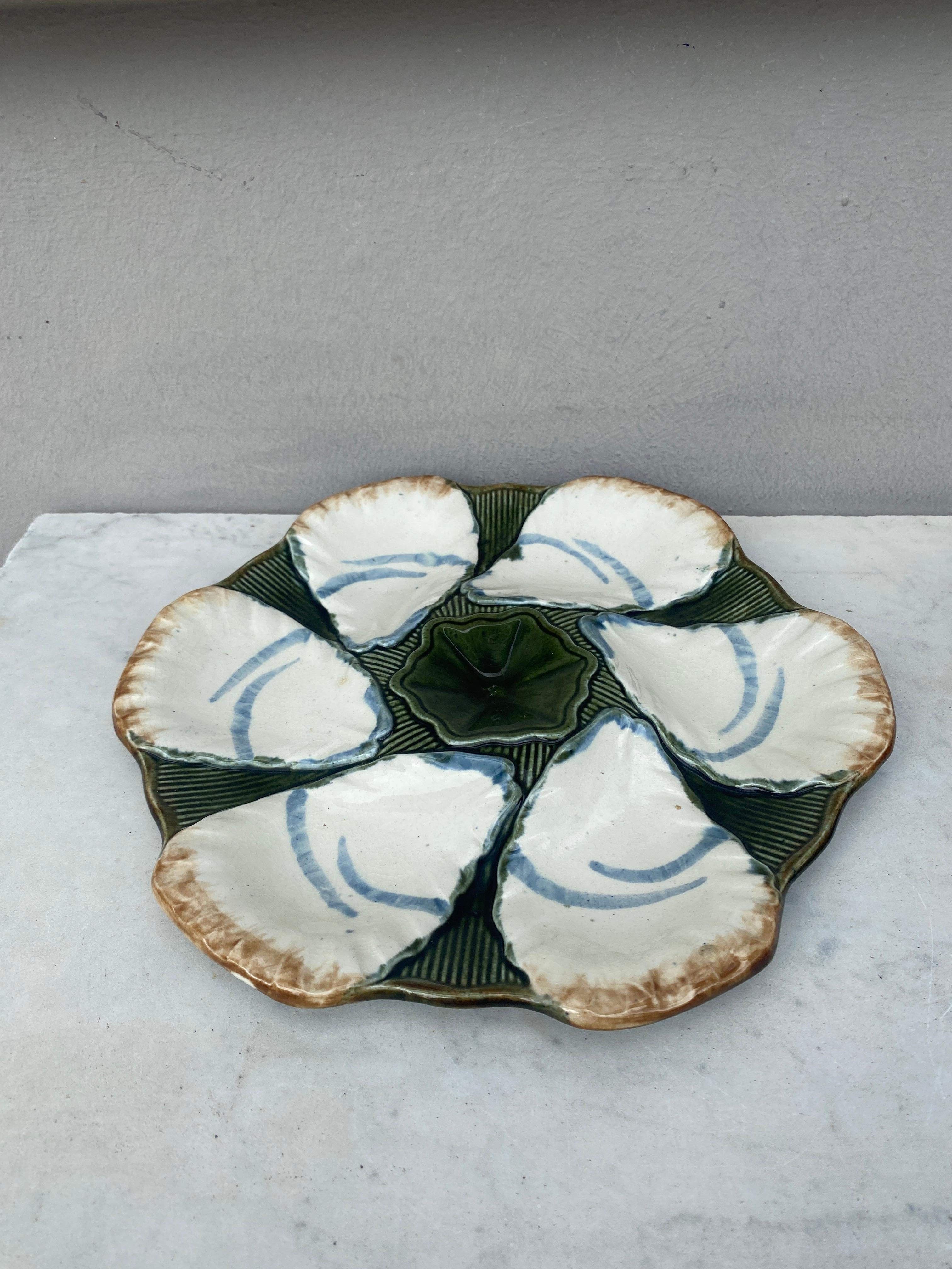 Assiette à huîtres en majolique française signée Longchamp, vers 1900.