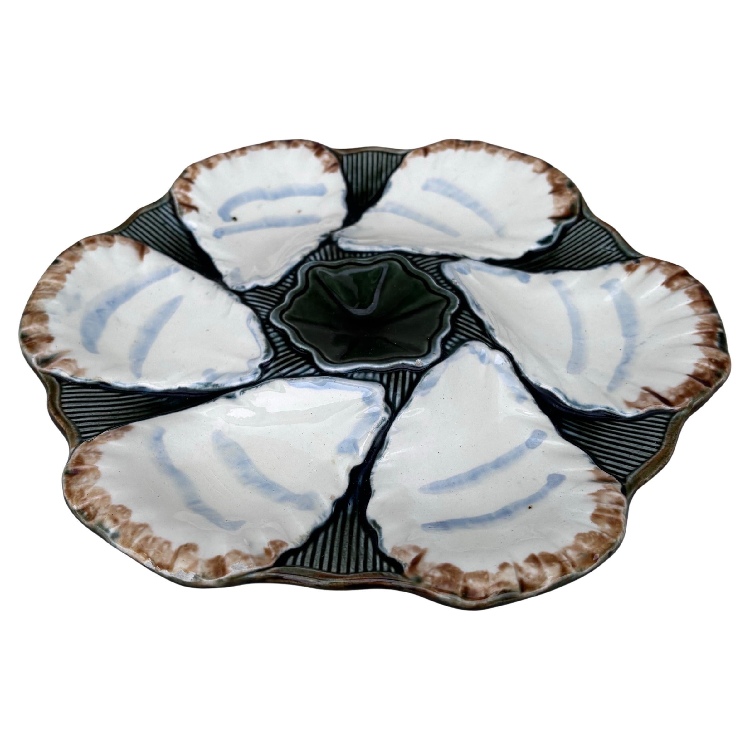 Piatto per ostriche in maiolica francese firmato Longchamp, circa 1900.
