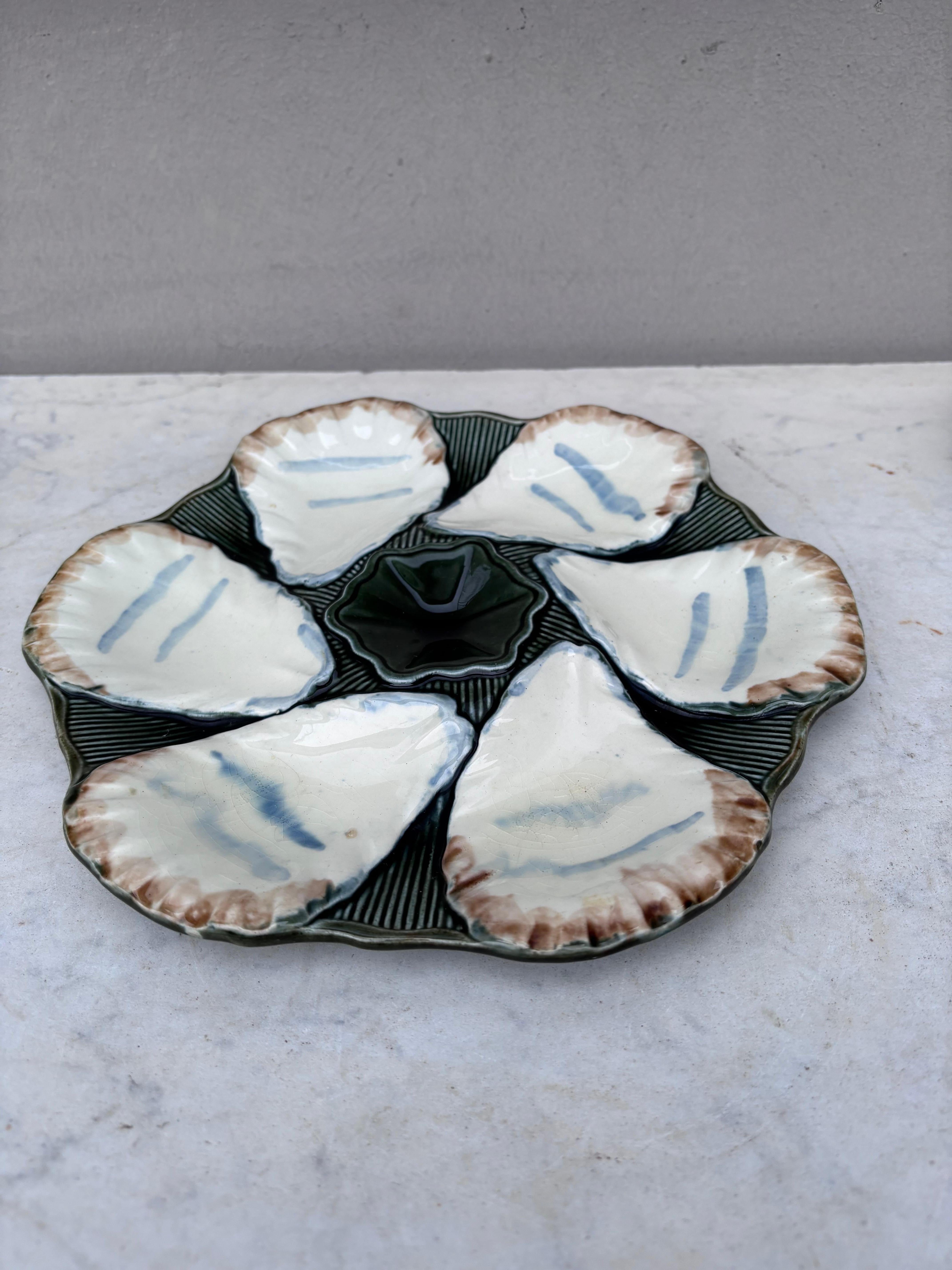 Stile provenzale Piatto ostrica in maiolica francese Longchamp, 1900 circa in vendita