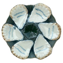 Assiette à huîtres en majolique française Longchamp, vers 1900