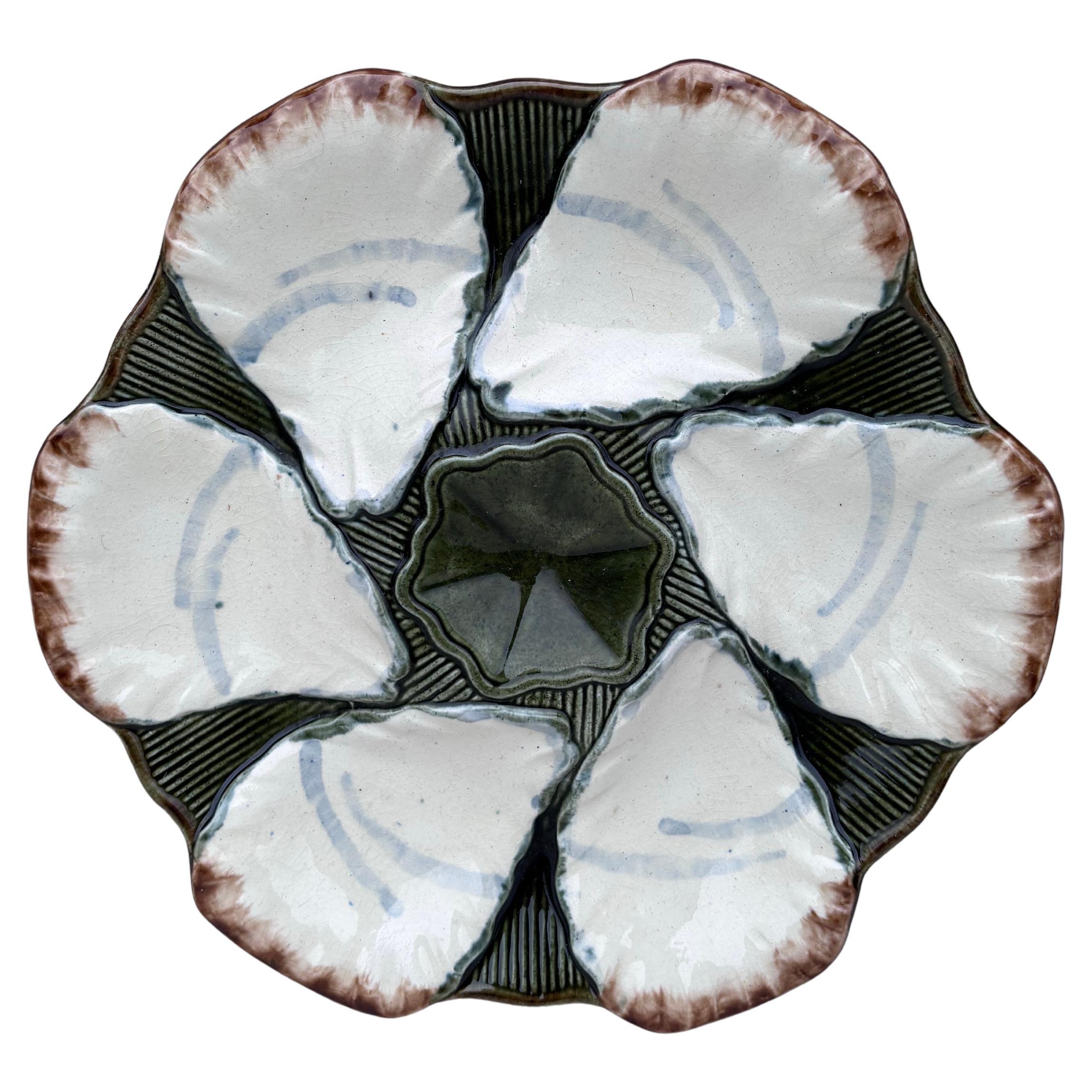 Assiette à huîtres en majolique française Longchamp, vers 1900