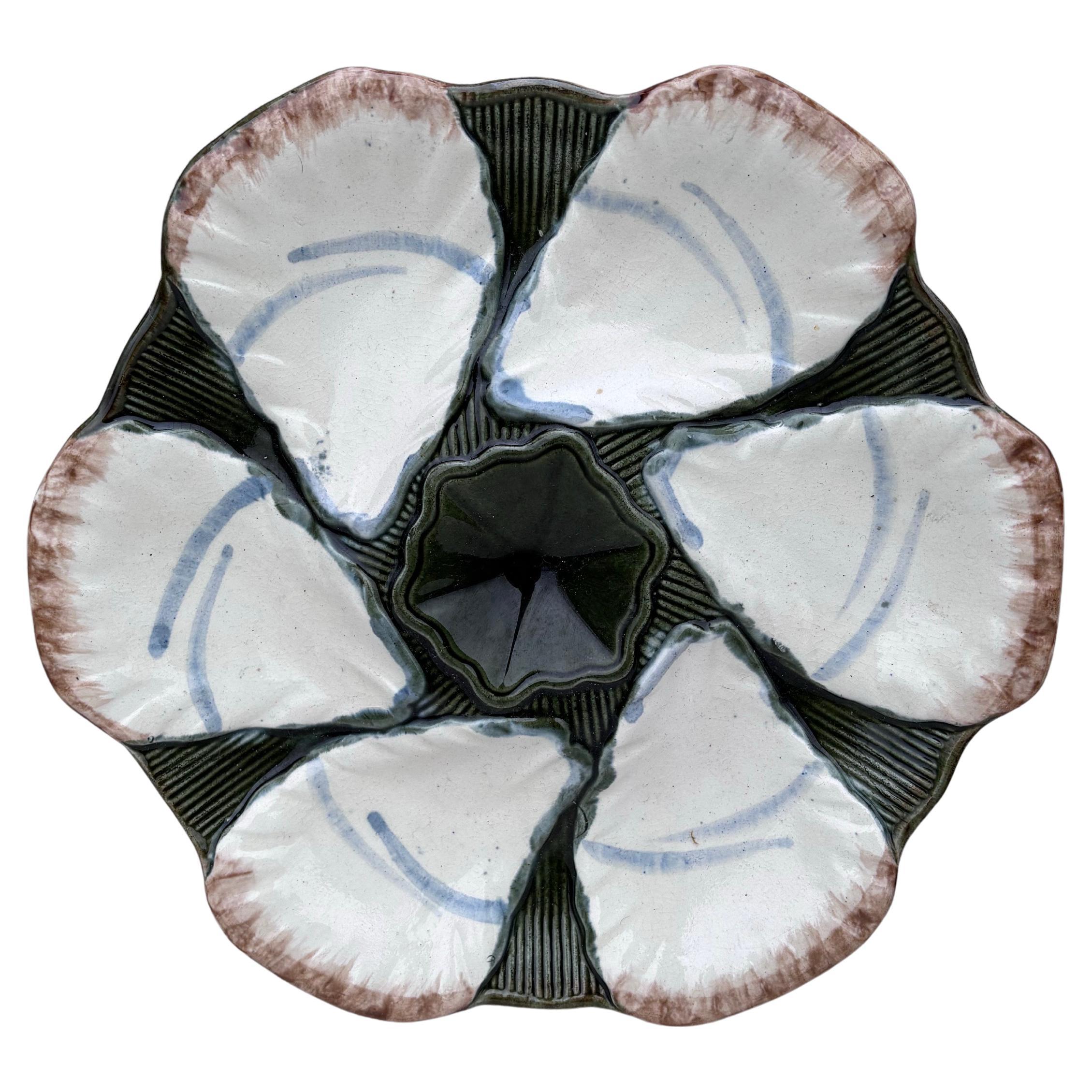 Assiette à huîtres en majolique française Longchamp, vers 1900