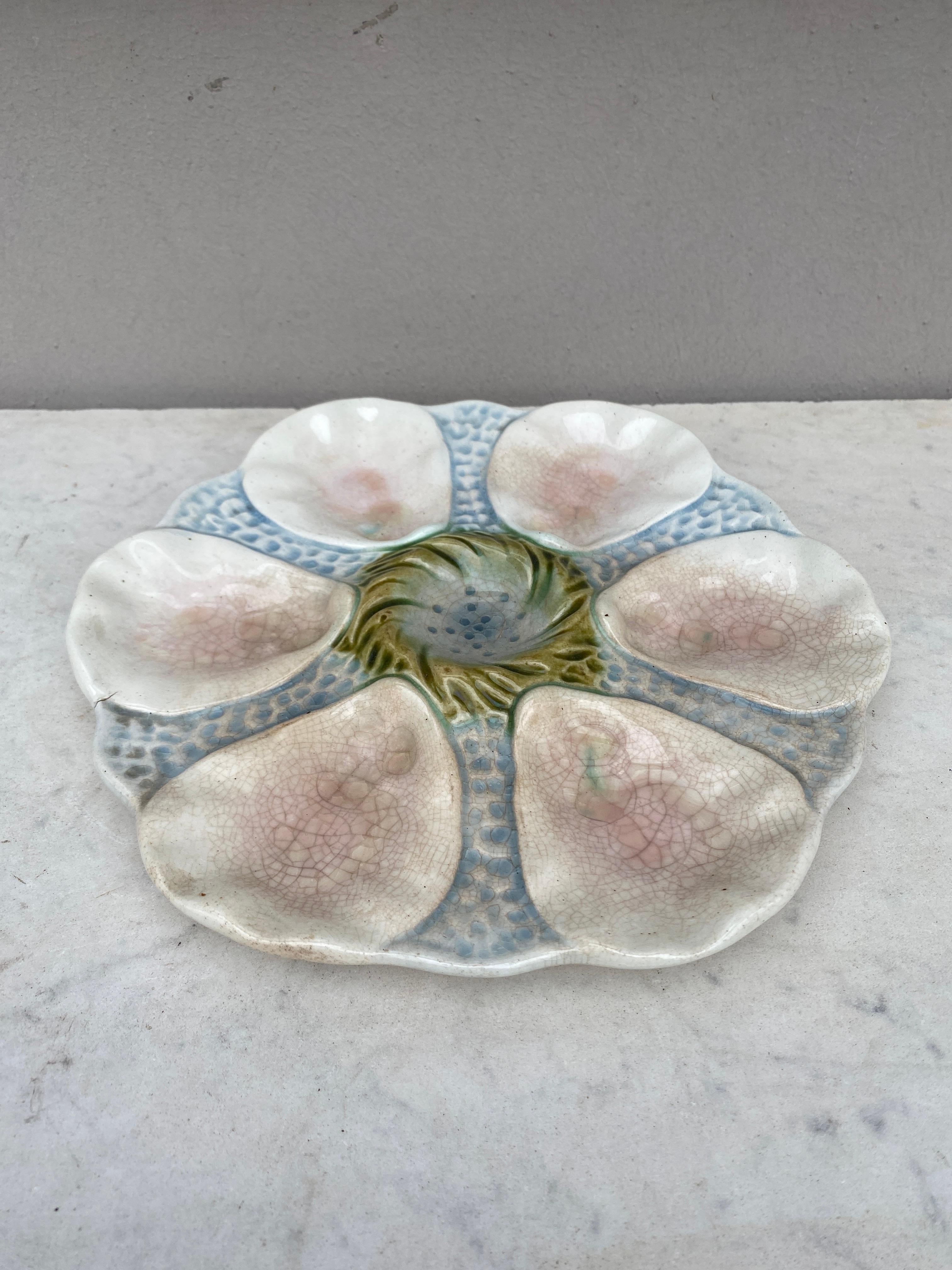 Plato de mayólica francesa Orchies, hacia 1900.
 