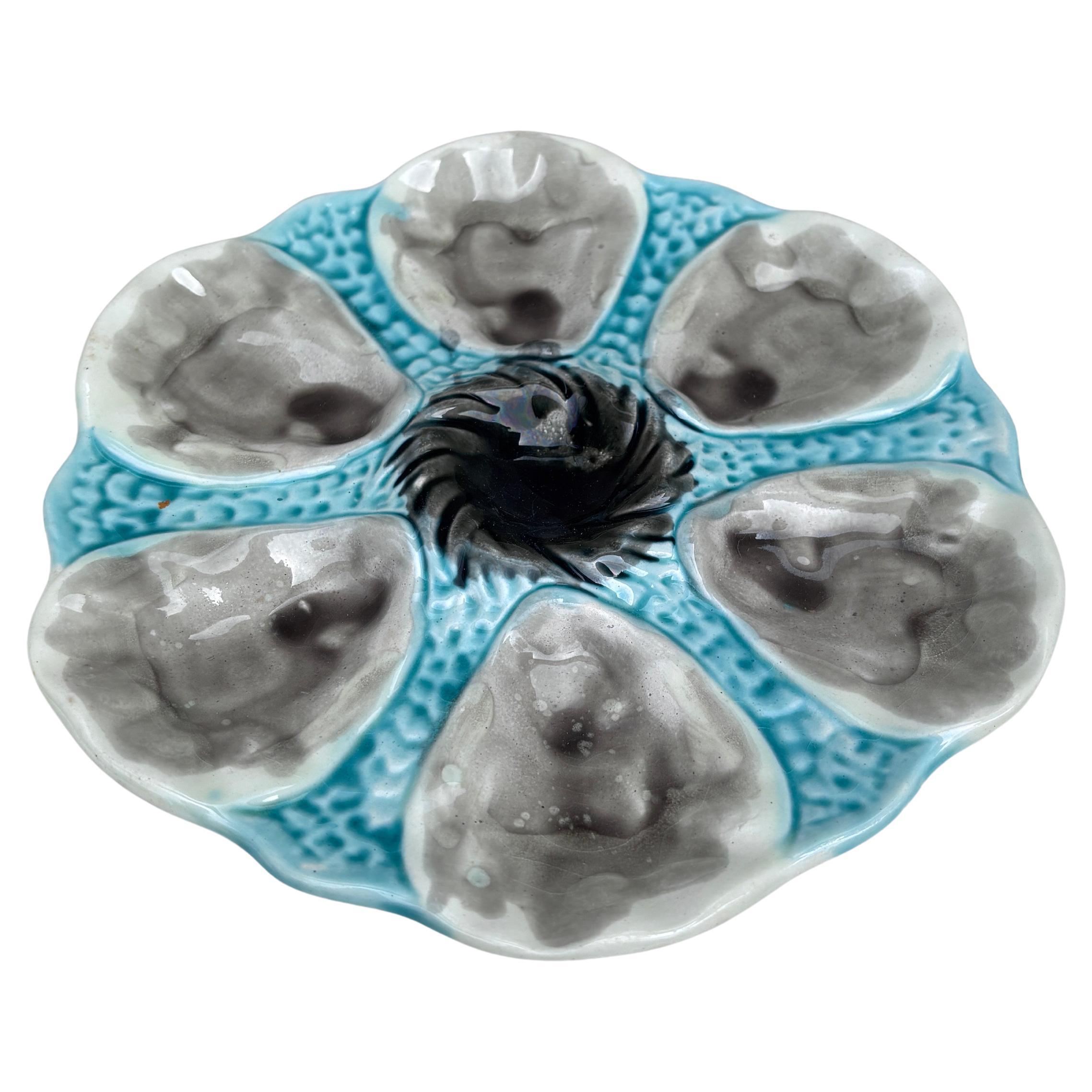 Piatto per ostriche in maiolica francese Orchies, circa 1910.