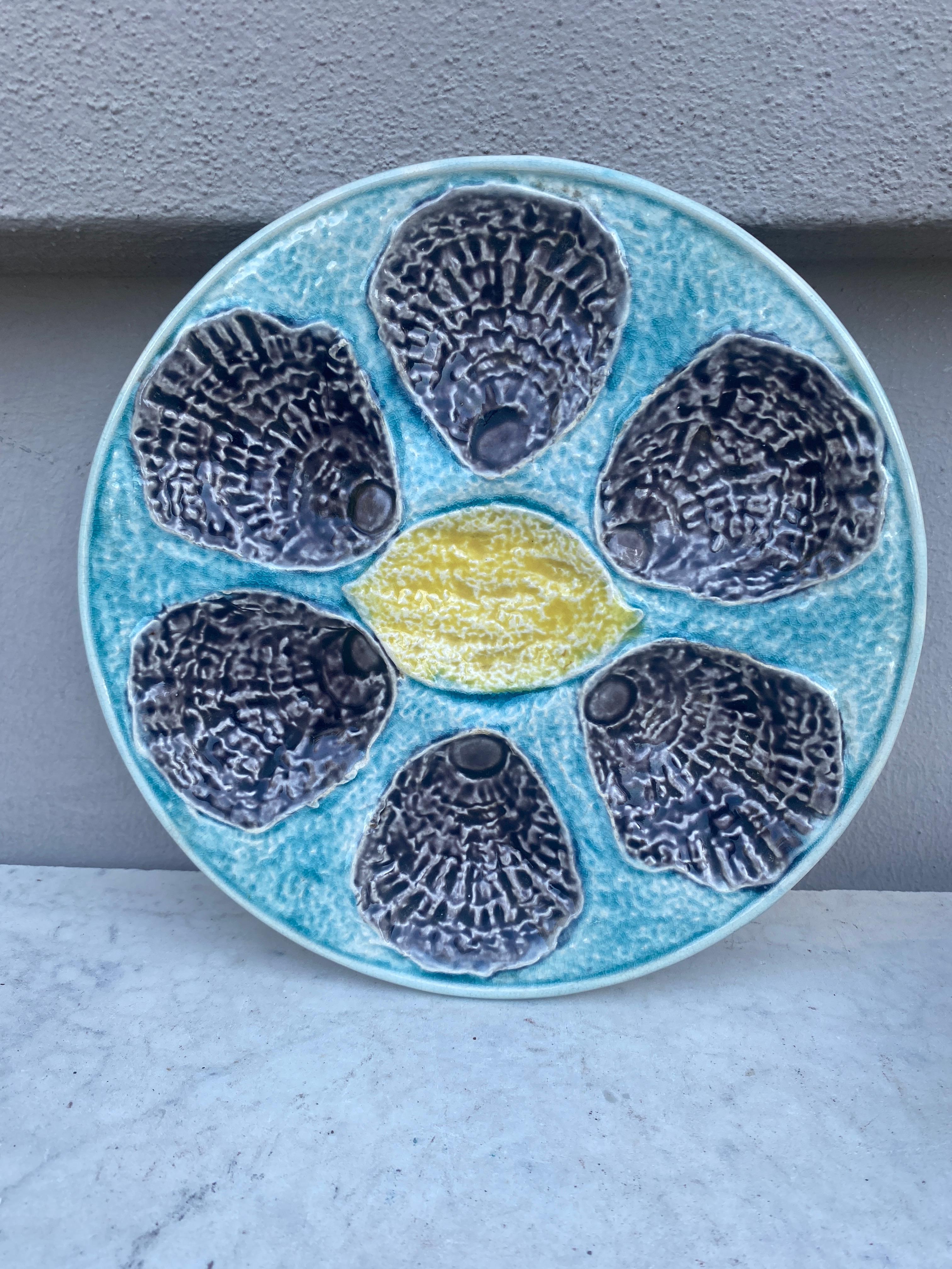 Inizio XX secolo Piatto per ostriche in maiolica francese Orchies, 1910 circa in vendita