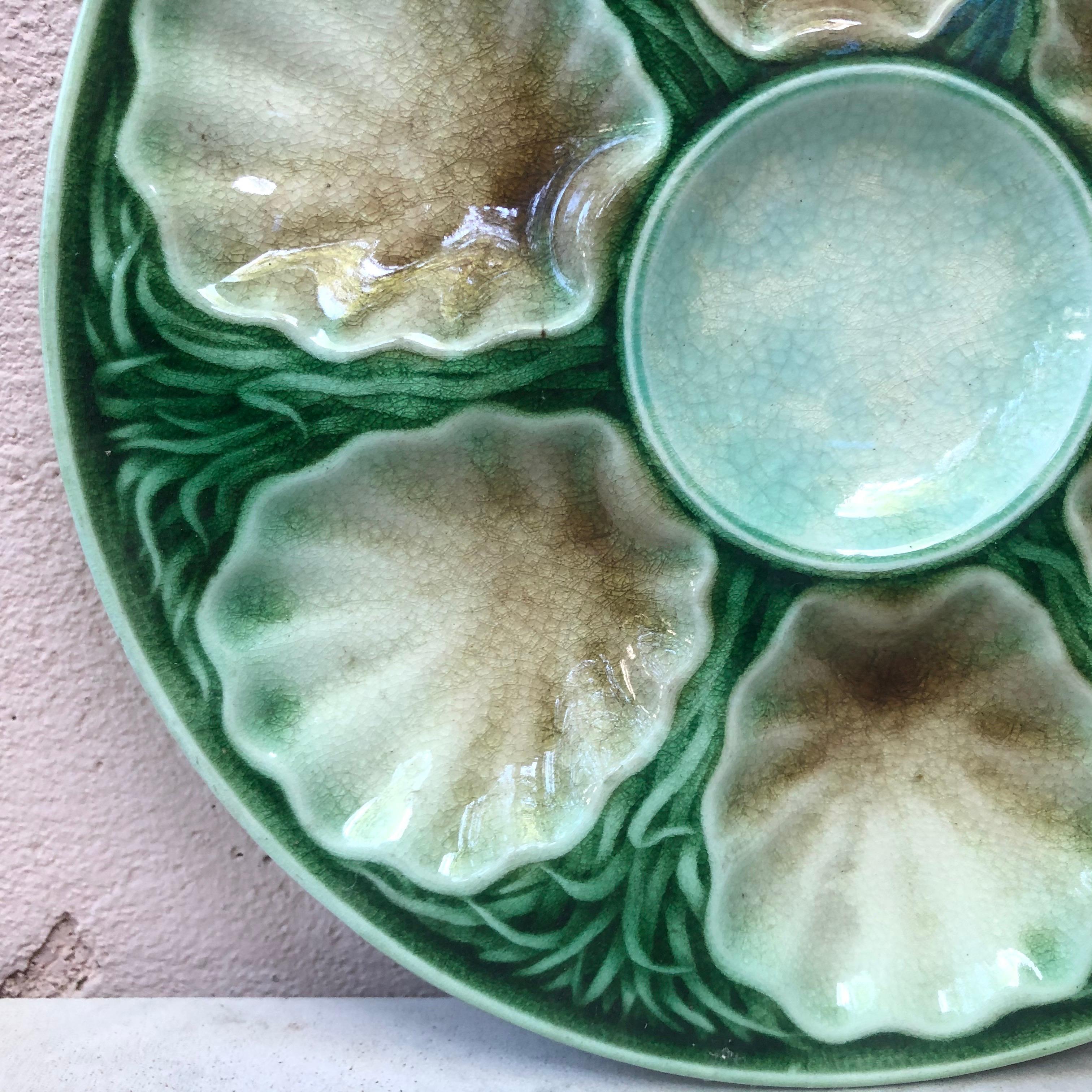 French Majolica oyster plate with seaweeds signed Salins (East of France) circa 1890.