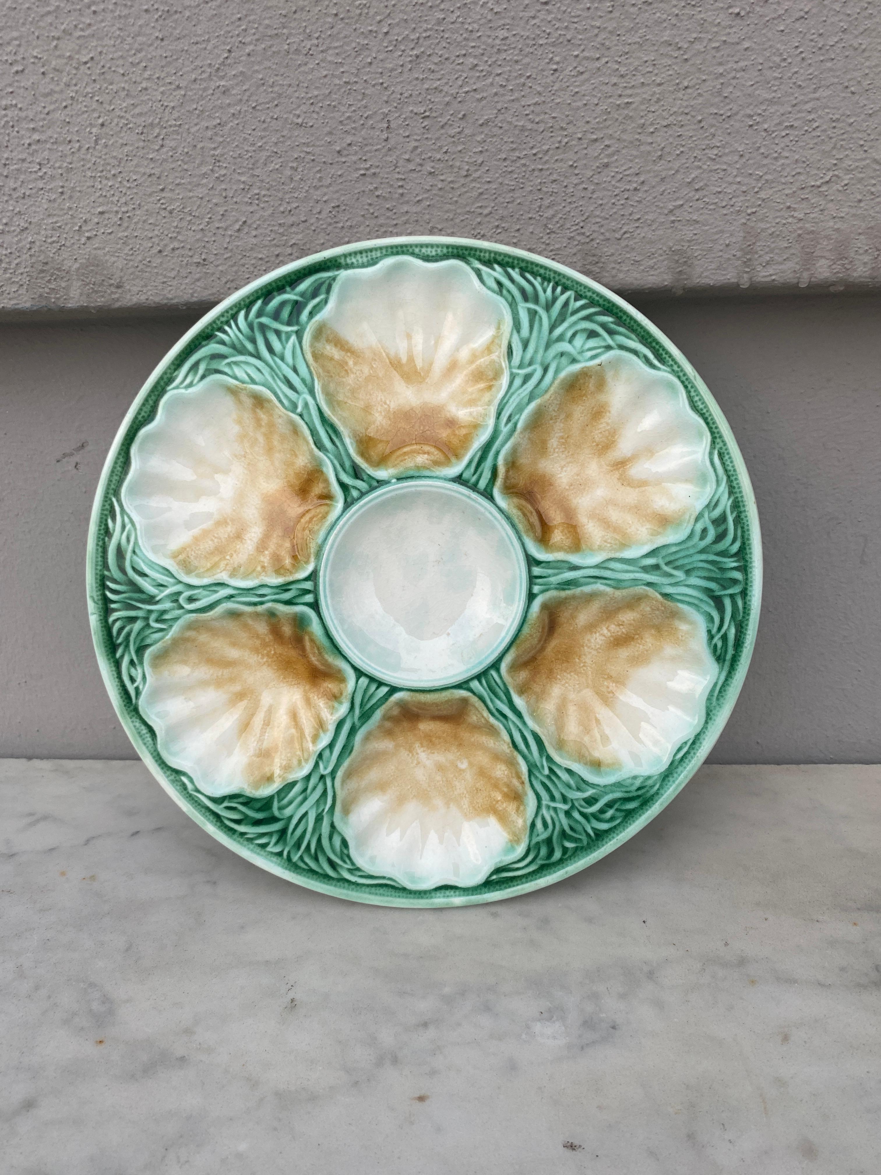 French Majolica oyster plate with seaweeds signed Salins (East of France) circa 1890.
 