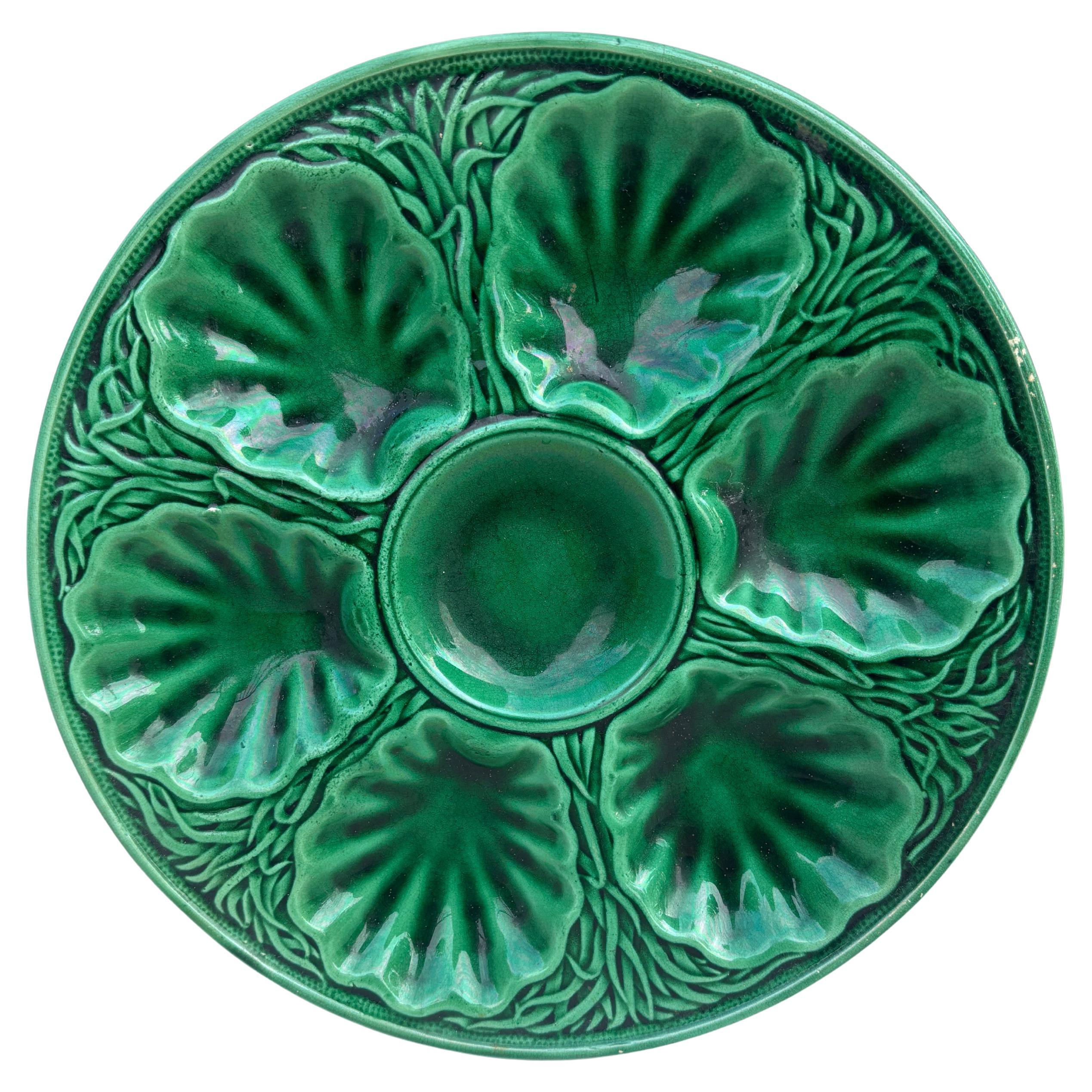 Piatto da ostrica in maiolica francese con bambù e bacche della manifattura di Salins, circa 1890.