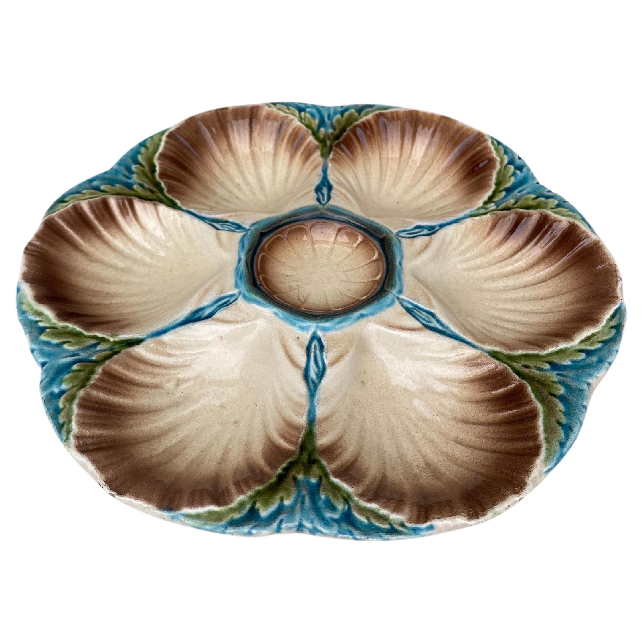 Majolica oyster plate Sarreguemines, circa 1890.
6 Shells and space for the lemon on the center.