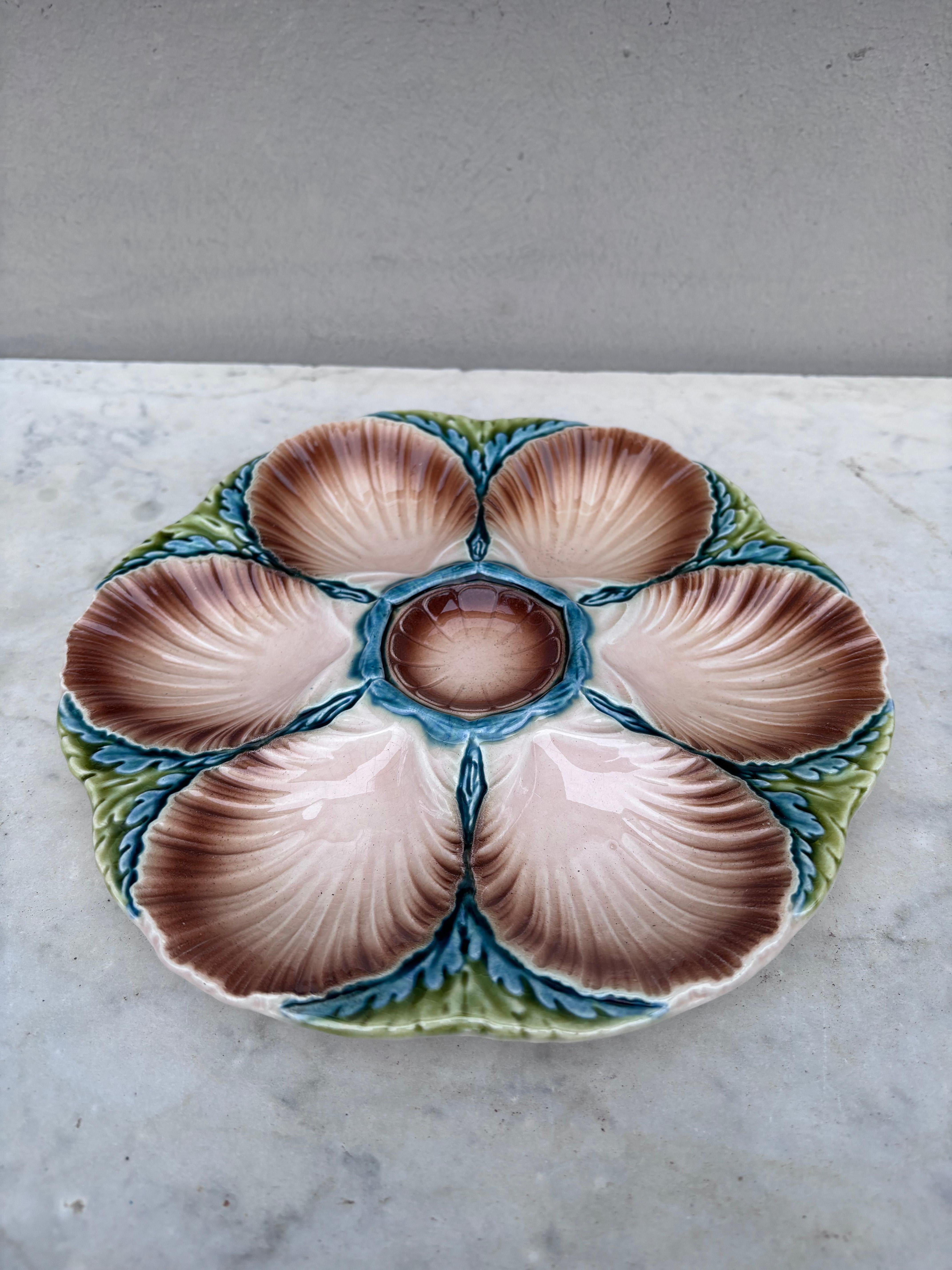 Plato de ostras de mayólica Sarreguemines, hacia 1890.
6 Conchas y espacio para el limón en el centro.