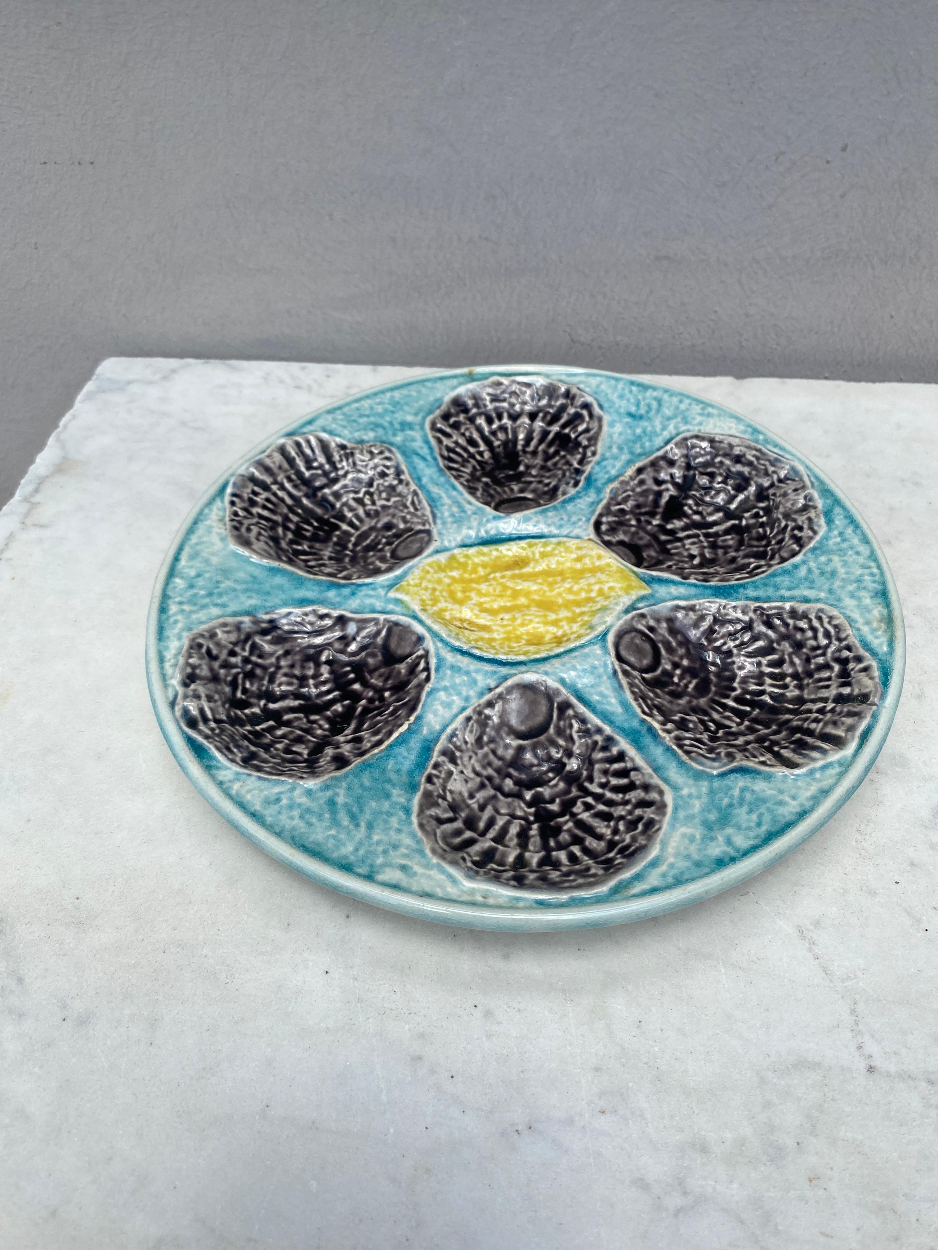 Plato de ostra de mayólica francesa con limón, Circa 1890.