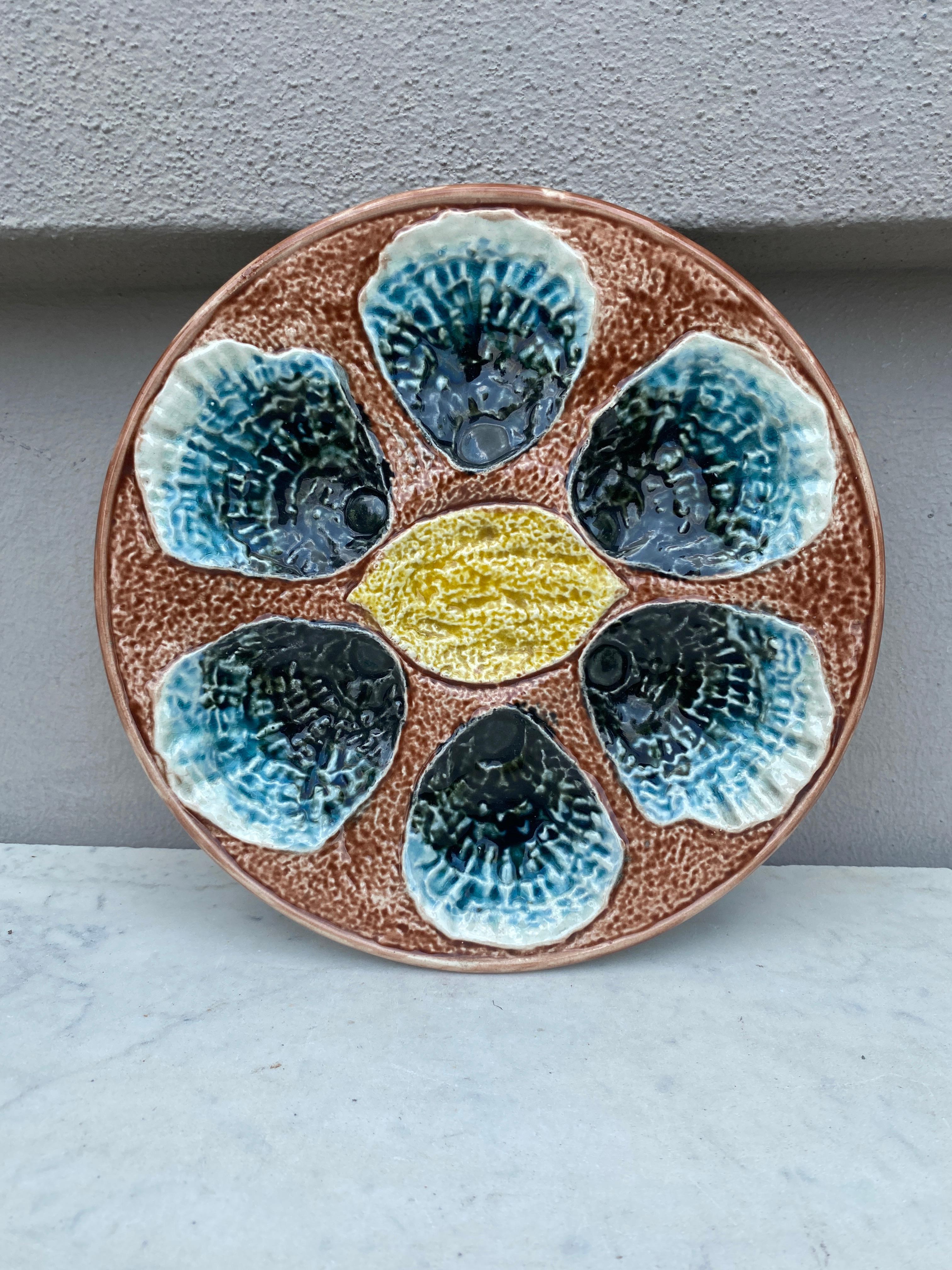 Plato de ostra de mayólica francesa con limón Circa 1890 Francés en venta