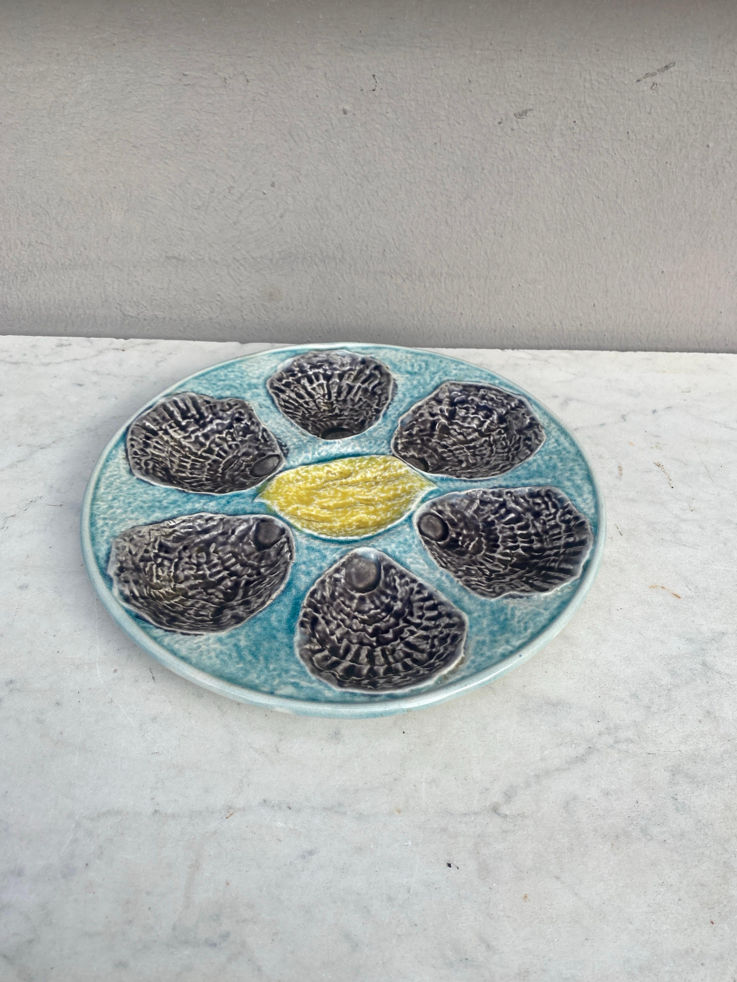 Plato de ostra de mayólica francesa con limón Circa 1890 en Bueno estado para la venta en Austin, TX
