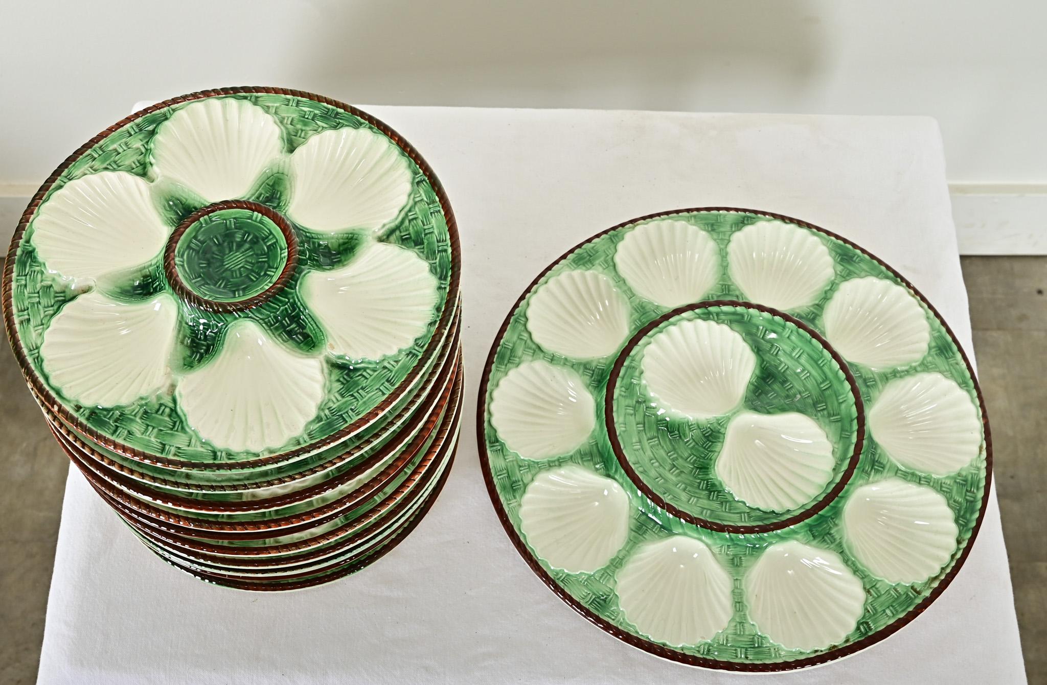 Ravissez vos invités avec ce superbe service d'huîtres françaises pour dix personnes. Chaque assiette et le grand plat sont décorés de puits en forme de coquille Saint-Jacques d'un blanc éclatant, entourés d'une texture en tresse de panier vert jade